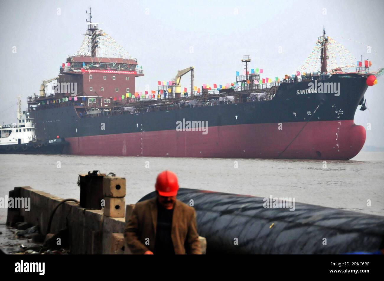 Bildnummer : 54678849 Datum : 21.11.2010 Copyright : imago/Xinhua (101126) -- TAIZHOU, 26 novembre 2010 (Xinhua) -- Un pétrolier chimique de 10 000 tonnes de port en lourd, qui est acheté par un armateur grec, repose à l'ancre après son lancement au port de Haimen à Taizhou, province de Zhejiang dans l'est de la Chine, le 21 novembre 2010. En plus de 40 ans, l'océan vaste et profond a donné à Li Changxian tout sauf les soucis. Mais depuis le début de la crise financière mondiale il y a deux ans, le milliardaire de 44 ans est tombé dans le blues. Debout dans le chantier naval autrefois animé de Hongda qu'il dirigeait à Taizhou, Li Changxian a mis le bonjour Banque D'Images