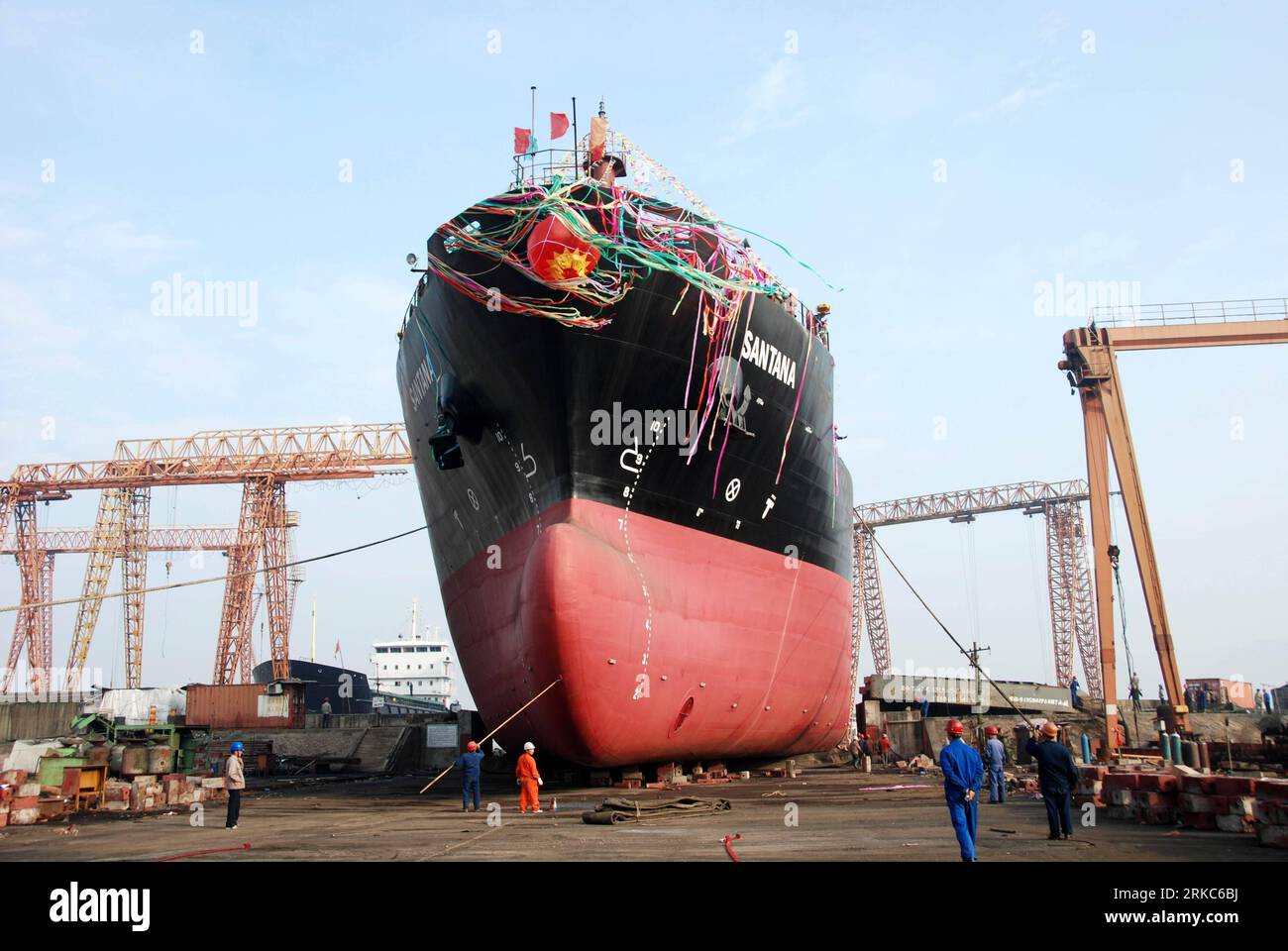 Bildnummer : 54678850 Datum : 21.11.2010 Copyright : imago/Xinhua (101126) -- TAIZHOU, 26 novembre 2010 (Xinhua) -- Un pétrolier chimique de 10 000 tonnes de port en lourd, qui est acheté par un armateur grec, est lancé au port de Haimen à Taizhou, dans la province de Zhejiang dans l'est de la Chine, le 21 novembre 2010. En plus de 40 ans, l'océan vaste et profond a donné à Li Changxian tout sauf les soucis. Mais depuis le début de la crise financière mondiale il y a deux ans, le milliardaire de 44 ans est tombé dans le blues. Debout dans le chantier naval autrefois animé de Hongda qu'il dirigeait à Taizhou, Li Changxian posa sa main sur le R. Banque D'Images