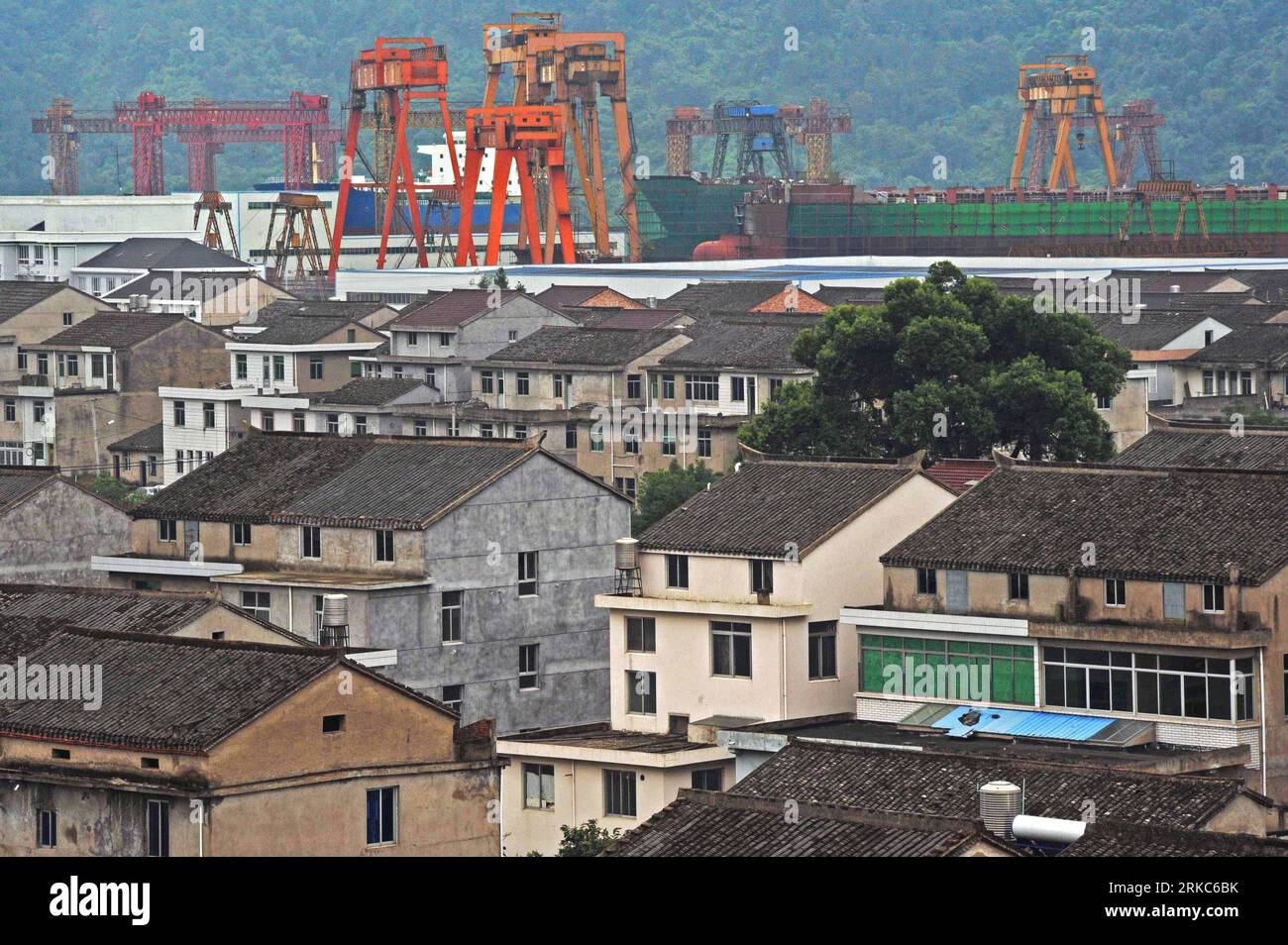 Bildnummer : 54678833 Datum : 28.09.2010 Copyright : imago/Xinhua (101126) -- TAIZHOU, 26 novembre 2010 (Xinhua) -- des grues de construction navale ont été vues dans un village de la ville de Taizhou, province du Zhejiang dans l'est de la Chine, 28 septembre 2010. Le village, où vivent des centaines de constructeurs navals, est appelé par les habitants Shipbuilder Village . En plus de 40 ans, l'océan vaste et profond a donné à Li Changxian tout sauf les soucis. Mais depuis le début de la crise financière mondiale il y a deux ans, le milliardaire de 44 ans est tombé dans le blues. Debout dans le chantier naval autrefois animé de Hongda, il dirige à Taizhou, Li C. Banque D'Images
