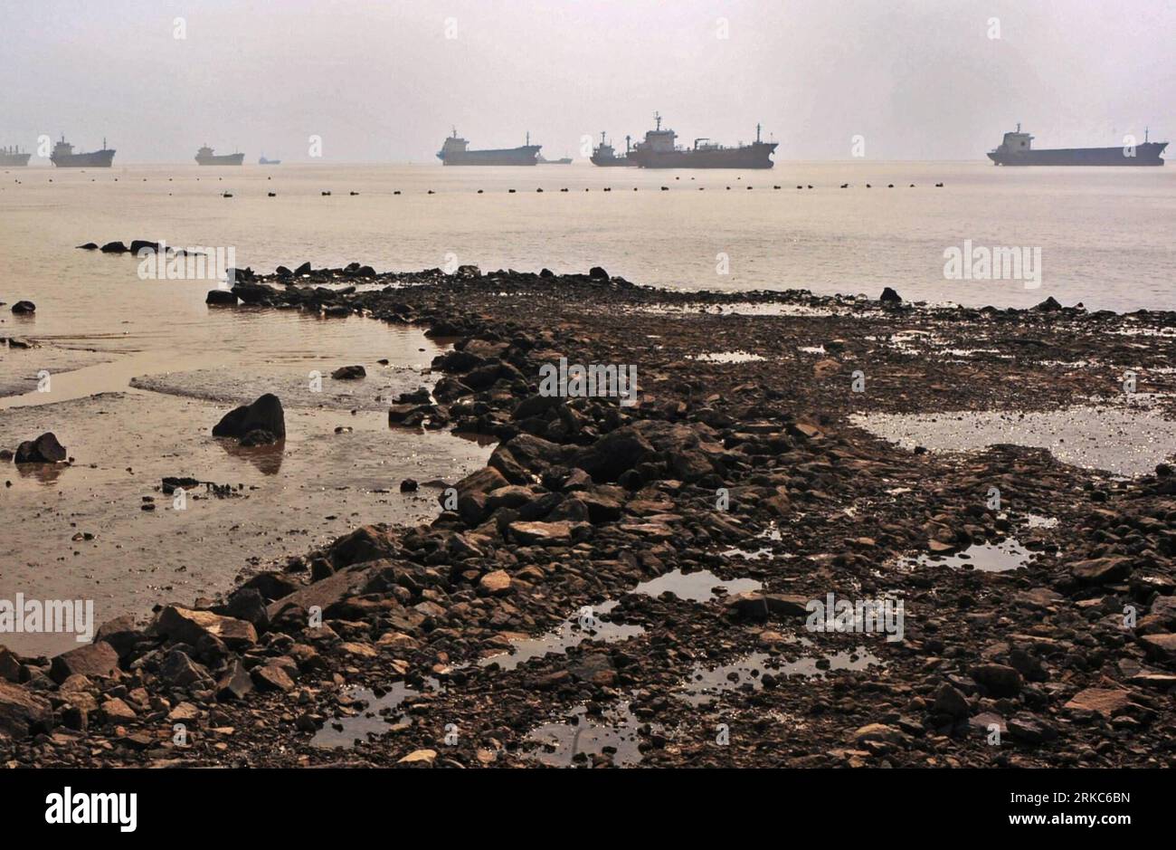 Bildnummer : 54678835 Datum : 17.10.2010 Copyright : imago/Xinhua (101126) -- TAIZHOU, 26 novembre 2010 (Xinhua) -- des navires invendus sont vus à l'ancre dans la rivière Lingjiang dans la ville de Taizhou, province de Zhejiang dans l'est de la Chine, 17 octobre 2009. En plus de 40 ans, l'océan vaste et profond a donné à Li Changxian tout sauf les soucis. Mais depuis le début de la crise financière mondiale il y a deux ans, le milliardaire de 44 ans est tombé dans le blues. Debout dans le chantier naval autrefois animé de Hongda qu'il dirigeait à Taizhou, Li Changxian posa sa main sur la coque rouillée d'un navire inachevé et se demanda wheth Banque D'Images