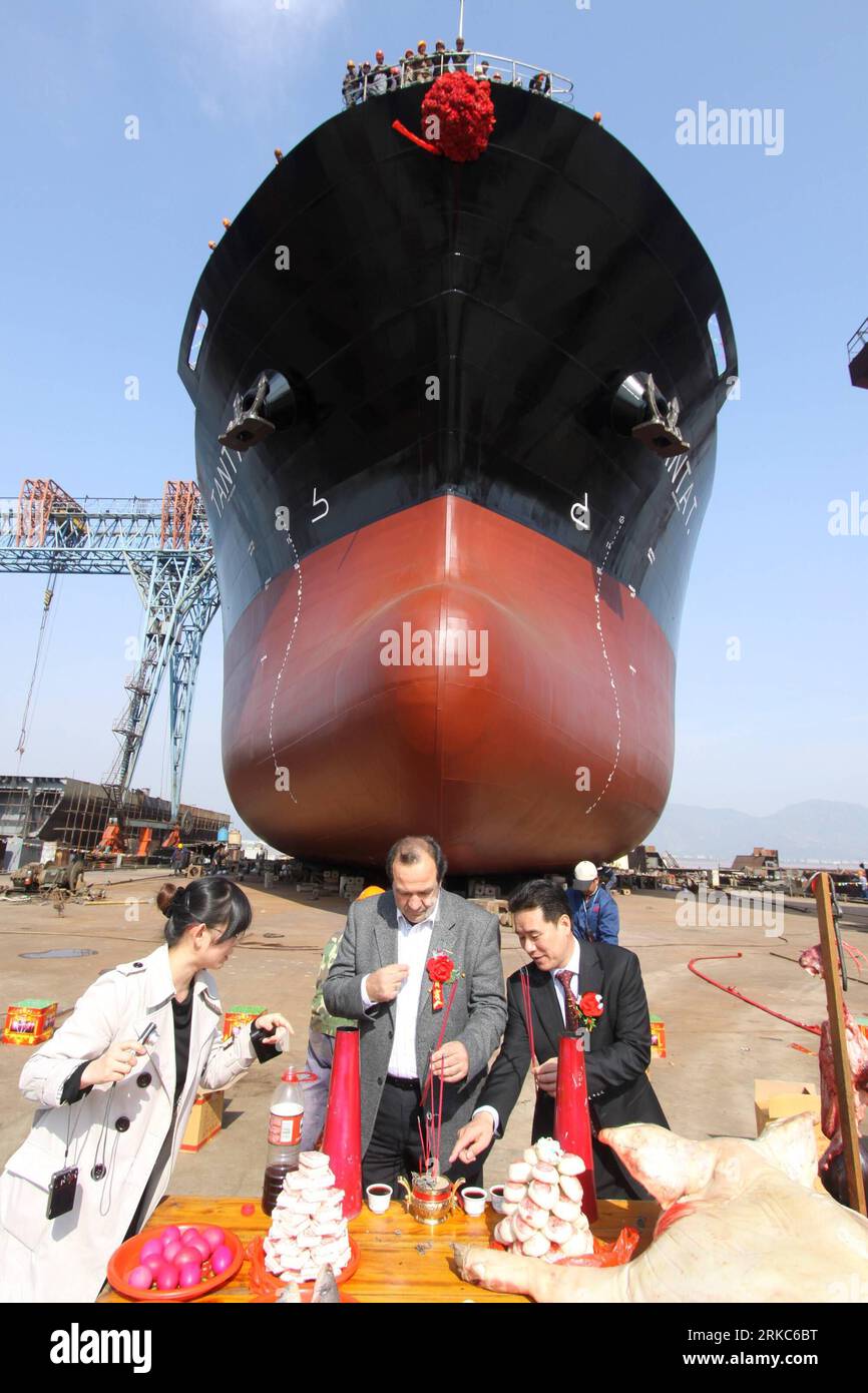 Bildnummer : 54678852 Datum : 26.11.2010 Copyright : imago/Xinhua (101126) -- TAIZHOU, 26 novembre 2010 (Xinhua) -- Un cargo de 35 000 tonnes de port en lourd est vu lors de la cérémonie de lancement dans la ville de Taizhou, province de Zhejiang dans l'est de la Chine, le 26 novembre 2010. En plus de 40 ans, l'océan vaste et profond a donné à Li Changxian tout sauf les soucis. Mais depuis le début de la crise financière mondiale il y a deux ans, le milliardaire de 44 ans est tombé dans le blues. Debout dans le chantier naval autrefois animé de Hongda qu'il dirigeait à Taizhou, Li Changxian posa sa main sur la coque rouillée d'un navire inachevé Banque D'Images