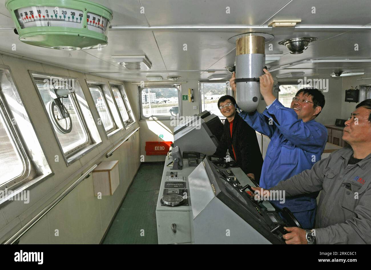 Bildnummer : 54678848 Datum : 24.11.2010 Copyright : imago/Xinhua (101126) -- TAIZHOU, 26 novembre 2010 (Xinhua) -- des ingénieurs vérifient l'équipement d'un navire invendu dans un chantier naval privé de Taizhou, province de Zhejiang dans l'est de la Chine, 24 novembre 2010. Le navire, inactif depuis deux ans en raison d'une vente ennuyeuse, sera bientôt affrété. En plus de 40 ans, l'océan vaste et profond a donné à Li Changxian tout sauf les soucis. Mais depuis le début de la crise financière mondiale il y a deux ans, le milliardaire de 44 ans est tombé dans le blues. Debout dans le chantier naval autrefois animé de Hongda, il courait en T. Banque D'Images