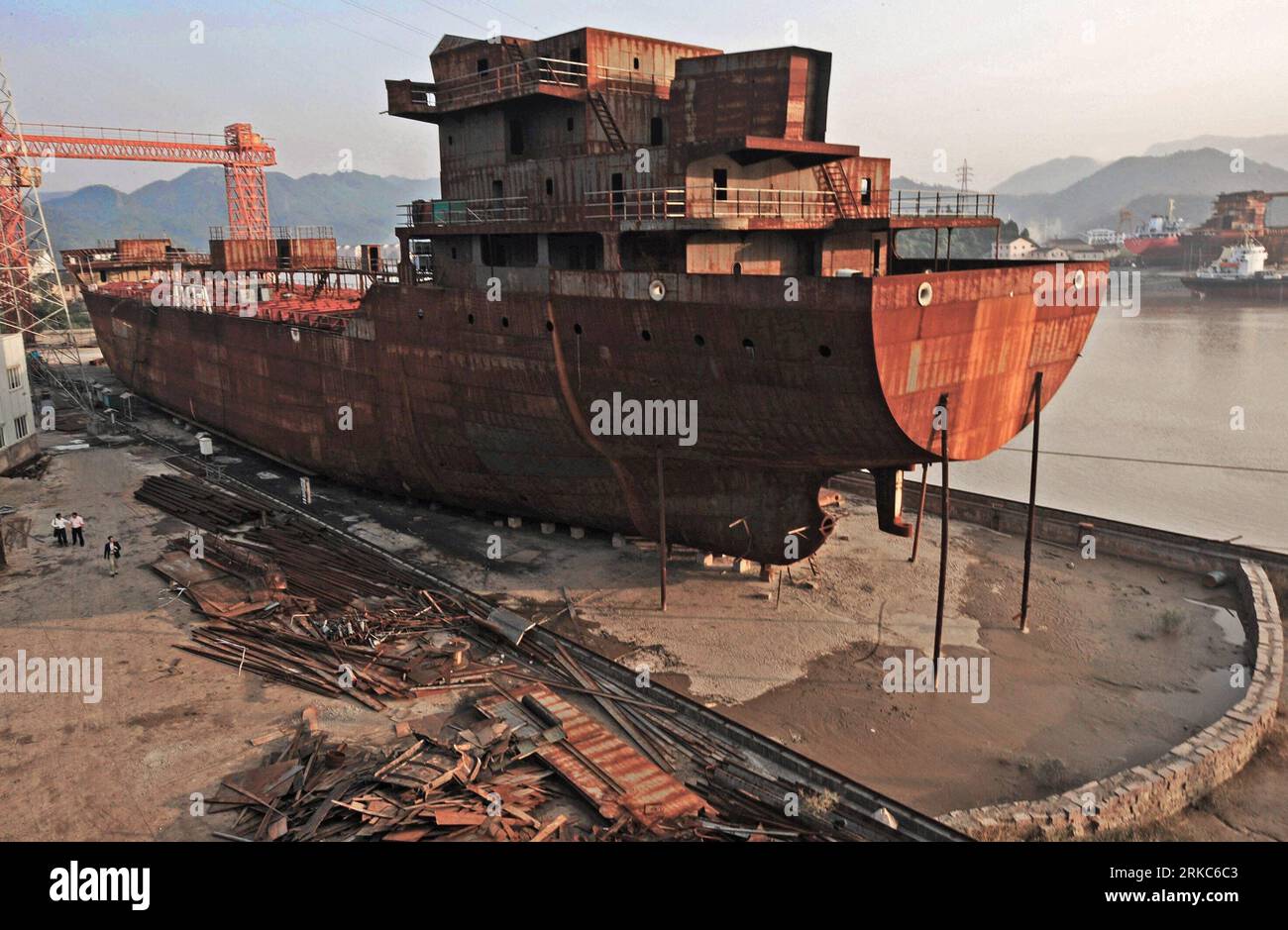 Bildnummer : 54678842 Datum : 17.10.2010 Copyright : imago/Xinhua (101126) -- TAIZHOU, 26 novembre 2010 (Xinhua) -- un navire inachevé est vu dans un chantier naval privé dans la ville de Taizhou, province de Zhejiang dans l'est de la Chine, le 17 octobre 2009. En plus de 40 ans, l'océan vaste et profond a donné à Li Changxian tout sauf les soucis. Mais depuis le début de la crise financière mondiale il y a deux ans, le milliardaire de 44 ans est tombé dans le blues. Debout dans le chantier naval autrefois animé de Hongda qu'il dirigeait à Taizhou, Li Changxian posa sa main sur la coque rouillée d'un navire inachevé et se demanda si c'était le cas Banque D'Images