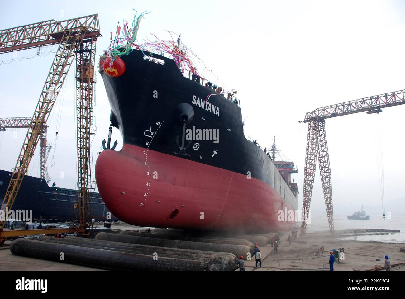 Bildnummer : 54678851 Datum : 21.11.2010 Copyright : imago/Xinhua (101126) -- TAIZHOU, 26 novembre 2010 (Xinhua) -- Un pétrolier chimique de 10 000 tonnes de port en lourd, qui est acheté par un armateur grec, est lancé au port de Haimen à Taizhou, dans la province de Zhejiang dans l'est de la Chine, le 21 novembre 2010. En plus de 40 ans, l'océan vaste et profond a donné à Li Changxian tout sauf les soucis. Mais depuis le début de la crise financière mondiale il y a deux ans, le milliardaire de 44 ans est tombé dans le blues. Debout dans le chantier naval autrefois animé de Hongda qu'il dirigeait à Taizhou, Li Changxian posa sa main sur le R. Banque D'Images