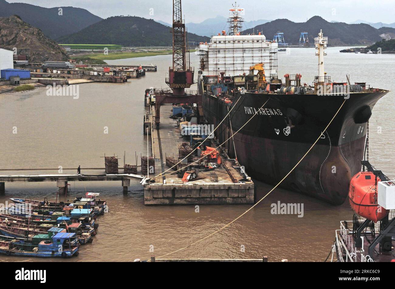Bildnummer : 54678857 Datum : 29.09.2010 Copyright : imago/Xinhua (101126) -- (Xinhua) -- Un navire semi-fini, dont la construction est forcée à un arrêt en raison de l'annulation de la commande, est vu dans un chantier naval privé dans la ville de Taizhou, dans la province de Zhejiang de l'est de la Chine, le 29 septembre 2010. En plus de 40 ans, l'océan vaste et profond a donné à Li Changxian tout sauf les soucis. Mais depuis le début de la crise financière mondiale il y a deux ans, le milliardaire de 44 ans est tombé dans le blues. Debout dans le chantier naval autrefois animé de Hongda qu'il dirigeait à Taizhou, Li Changxian posa sa main sur le h rouillé Banque D'Images