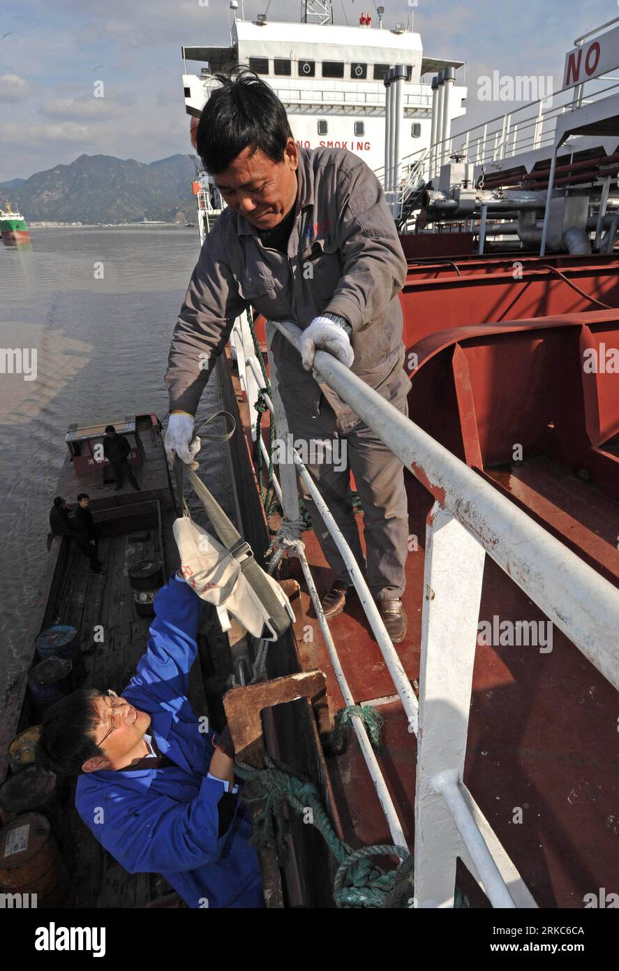Bildnummer : 54678832 Datum : 24.11.2010 Copyright : imago/Xinhua (101126) -- TAIZHOU, 26 novembre 2010 (Xinhua) -- des ingénieurs montent sur un navire invendu pour une halle dans un chantier naval privé de la ville de Taizhou, province de Zhejiang dans l'est de la Chine, 24 novembre 2010. Le navire, inactif depuis deux ans en raison d'une vente ennuyeuse, sera bientôt affrété. En plus de 40 ans, l'océan vaste et profond a donné à Li Changxian tout sauf les soucis. Mais depuis le début de la crise financière mondiale il y a deux ans, le milliardaire de 44 ans est tombé dans le blues. Debout dans le chantier naval autrefois animé de Hongda He RU Banque D'Images