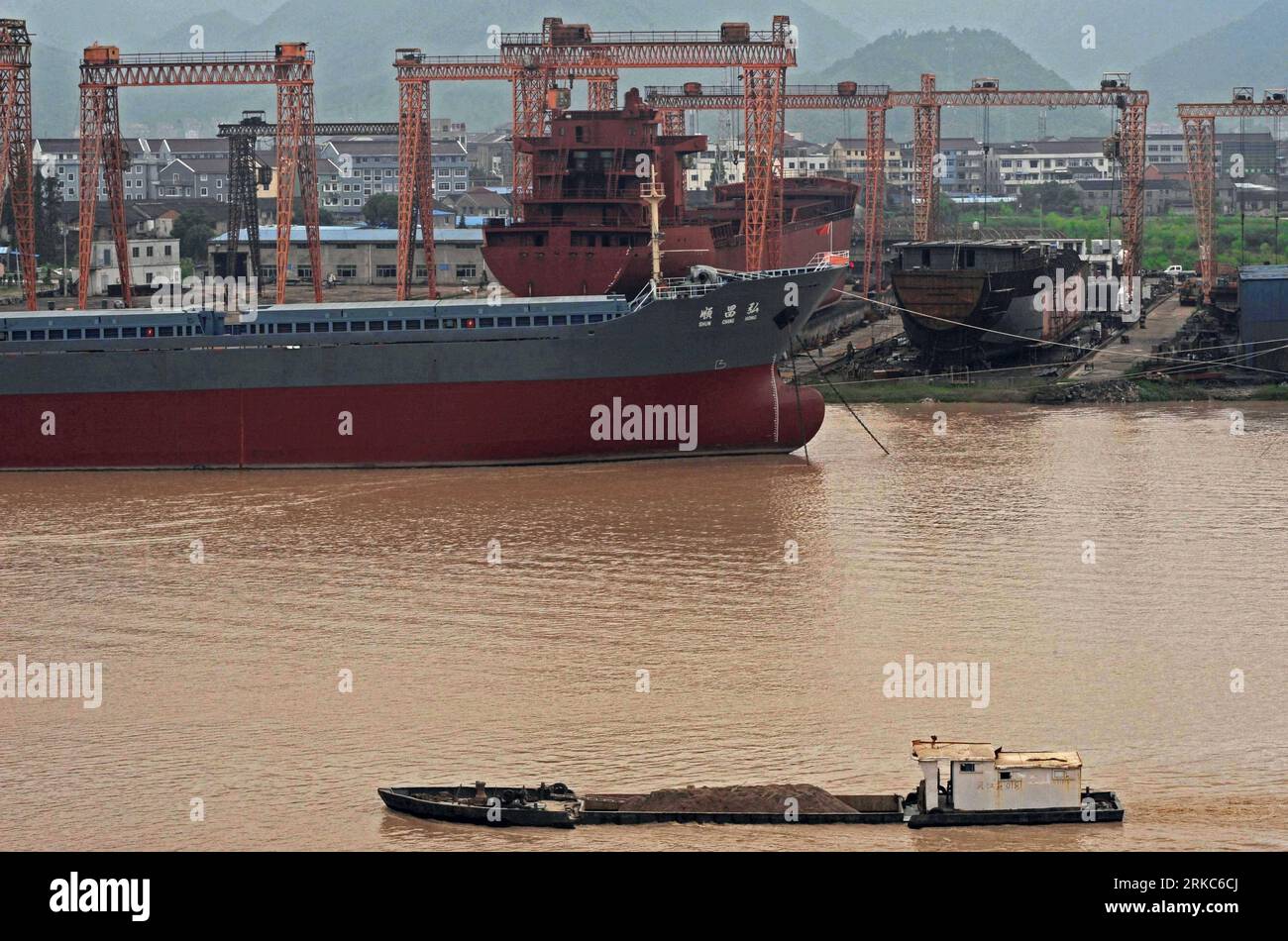 Bildnummer : 54678841 Datum : 28.09.2010 Copyright : imago/Xinhua (101126) -- TAIZHOU, 26 novembre 2010 (Xinhua) -- des navires sur la voie maritime sont vus dans un chantier naval privé à Linhai de la ville de Taizhou, province de Zhejiang dans l'est de la Chine, le 28 septembre 2010. En plus de 40 ans, l'océan vaste et profond a donné à Li Changxian tout sauf les soucis. Mais depuis le début de la crise financière mondiale il y a deux ans, le milliardaire de 44 ans est tombé dans le blues. Debout dans le chantier naval autrefois animé de Hongda qu'il courait à Taizhou, Li Changxian posa sa main sur la coque rouillée d'un navire inachevé et wond Banque D'Images