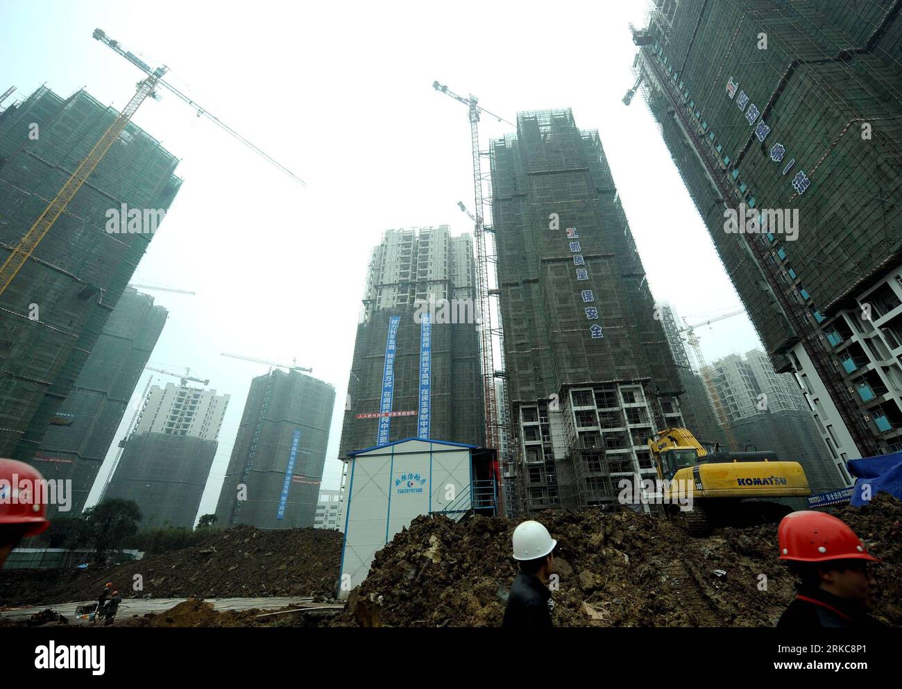 Bildnummer : 54697407 Datum : 02.12.2010 Copyright : imago/Xinhua (101202) -- CHONGQING, 2 décembre 2010 (Xinhua) -- la photo prise le 2 décembre 2010 montre le site de construction d'appartements à loyer public dans la municipalité de Chongqing, sud-ouest de la Chine. On dit que le premier lot d'appartements à loyer public à Chongqing sera mis en service à la fin de l'année prochaine, ce qui pourrait fournir des maisons à 12 000 à 15 000 familles à faible revenu. Au cours des trois prochaines années, un énorme projet de construction d'appartements à loyer public sera réalisé à Chongqing pour s'attaquer au problème du logement pour les personnes à revenu faible et intermédiaire dont le nombre acco Banque D'Images