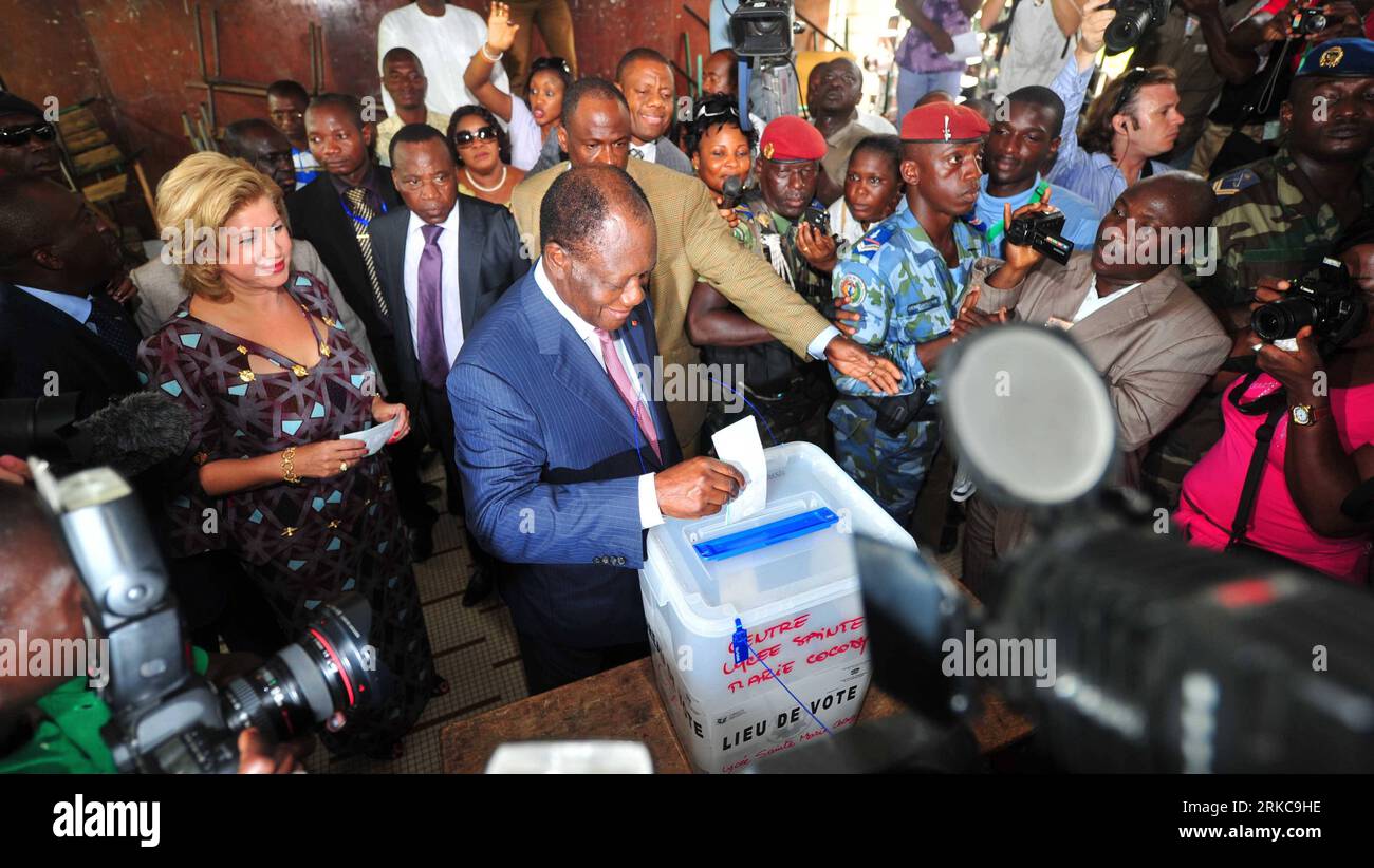 Bildnummer : 54706539 Datum : 31.10.2010 Copyright : imago/Xinhua (101204) -- NAIROBI, 4 décembre 2010 (Xinhua) -- une photo prise le 31 octobre 2010 montre que l'ancien Premier ministre ivoirien Alassane Ouattara (C) a voté dans un bureau de vote lors du premier tour de l'élection présidentielle à Abidjan, Côte d'Ivoire. Ouattara a annoncé vendredi à Abidjan qu’il avait été élu président de la Côte d’Ivoire. (Xinhua/Zhao Yingqua) (ypf) CÔTE d'IVOIRE-PRÉSIDENT-OUATTARA-ANNONCE PUBLICATIONxNOTxINxCHN People Politik kbdig xkg 2010 quer o0 Wahl Stimmabgabe Bildnummer 54706539 Date 31 10 2010 Banque D'Images