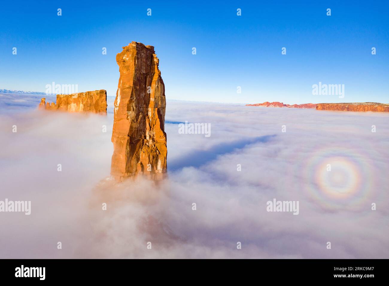 Castle Rock s'élève au-dessus du brouillard hivernal, Castle Vallery Utah, près de Moab, Coloraod River, Une «gloire» de la lumière du soleil sur le brouillard apparaît Banque D'Images