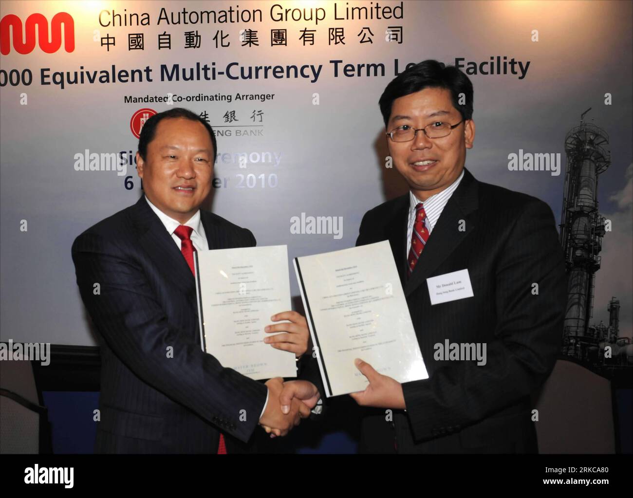 Bildnummer : 54712639 Datum : 06.12.2010 Copyright : imago/Xinhua (101206) -- HONG KONG, 6 décembre 2010 (Xinhua) -- Richard Xuan (à gauche), président de China Automation Group Limited et Donald Lam, directeur général adjoint de Hang Seng Bank Limited, échangent des documents après avoir signé des accords à Hong Kong, dans le sud de la Chine, le 6 décembre 2010. China Automation Group Limited a signé un accord de prêt de 50 millions de dollars américains avec Hang Seng Bank et neuf autres banques. (Xinhua/Wong Pun Keung) CHINA-HONG KONG-CHINA AUTOMATION GROUP-HANG SENG BANK-LOAN (CN) PUBLICATIONxNOTxINxCHN People Wirtschaft kbdig xsk 2010 quer Banque D'Images