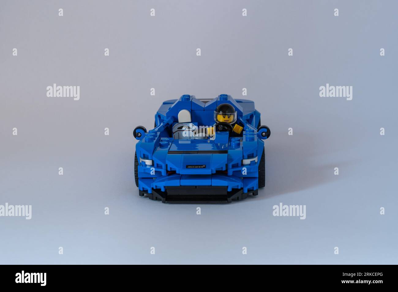 Doha, Qatar - 24 août 2023 : voiture Lego Speed Champions McLaren Elva isolée sur fond blanc. Banque D'Images