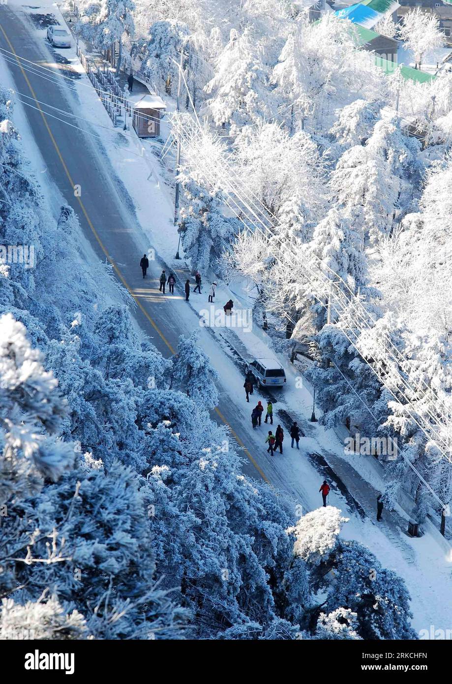 Bildnummer : 54769560 Datum : 26.12.2010 Copyright : imago/Xinhua (101226) -- JIUJIANG, 26 décembre 2010 (Xinhua) -- les touristes sont vus sur la rue Guling avec des arbres cerclés dans la montagne Lushan, une destination touristique célèbre dans la province de Jiangxi de l'est de la Chine, après une chute de neige, le 26 décembre 2010. L'administration de Lushan Scenic spot prévoit d'offrir l'entrée gratuite d'un mois aux visiteurs en janvier de l'année prochaine. (Xinhua/Hu Guolin) (hdt) CHINA-LUSHAN-SCENERY (CN) PUBLICATIONxNOTxINxCHN Gesellschaft Jahreszeit Winter kbdig xmk 2010 hoch o0 totale Schnee Landschaft Vogelperspektive Bildnum Banque D'Images