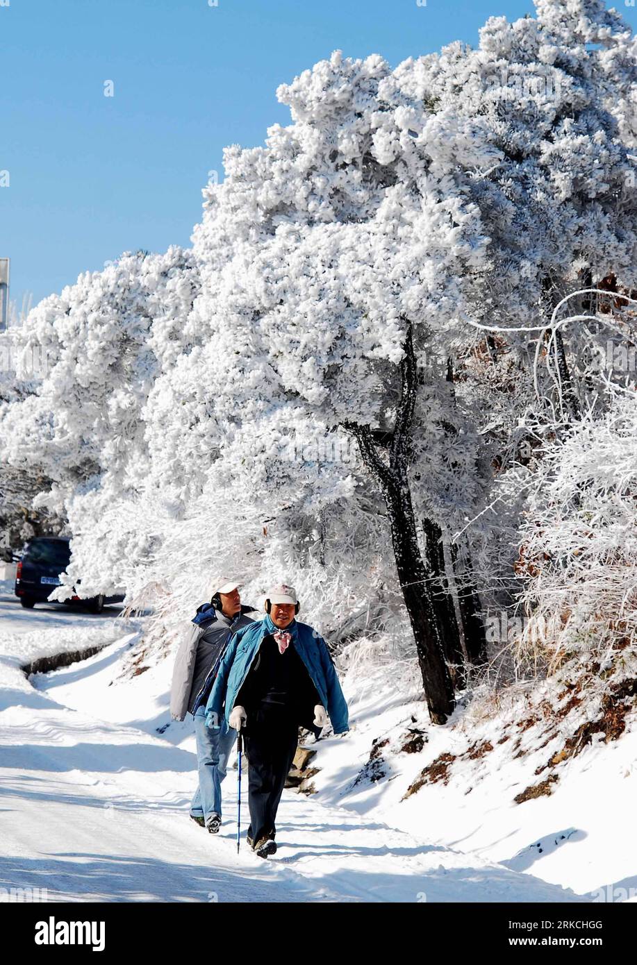 Bildnummer : 54769567 Datum : 26.12.2010 Copyright : imago/Xinhua (101226) -- JIUJIANG, 26 décembre 2010 (Xinhua) -- les touristes visitent la montagne Lushan, une destination touristique célèbre dans la province de Jiangxi de l'est de la Chine, après une chute de neige, le 26 décembre 2010. L'administration de Lushan Scenic spot prévoit d'offrir l'entrée gratuite d'un mois aux visiteurs en janvier de l'année prochaine. (Xinhua/Hu Guolin) (hdt) CHINA-LUSHAN-SCENERY (CN) PUBLICATIONxNOTxINxCHN Gesellschaft Jahreszeit Winter kbdig xmk 2010 hoch premiumd o0 Schnee Bildnummer 54769567 Date 26 12 2010 Copyright Imago XINHUA Jiujiang DEC 26 2010 X Banque D'Images