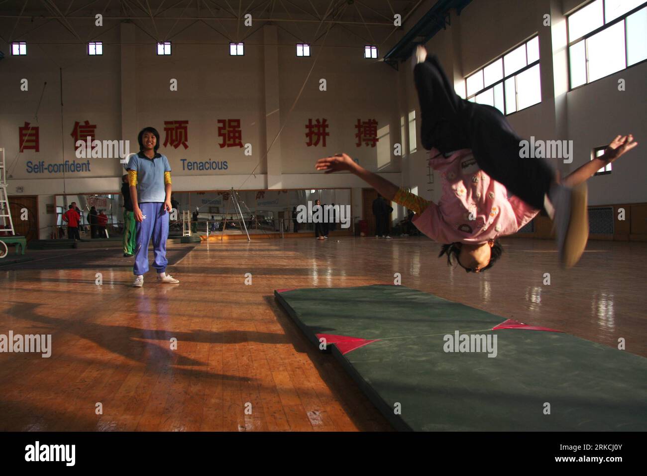 Bildnummer : 54769811 Datum : 23.12.2010 Copyright : imago/Xinhua (101225) -- WUQIAO, 25 décembre 2010 (Xinhua) -- quinze ans Eint Chaw Chaw Thu (L) du Myanmar wathches, douze ans Nay Chi su su su Lat, pratiquant des somersaults à l'école d'art acrobatique de Wuqiao, province de Wuqiao, 23 décembre 2010. Dans le cadre des programmes d’échange parrainés par le gouvernement chinois, vingt-quatre étudiants de cinq pays africains et asiatiques, dont l’Égypte, le Nigéria, le Libéria, Maurice et le Myanmar, a commencé en novembre leur formation d'un an d'acrobatie à Wuqiao Acrobatie Arts School, une vocation Banque D'Images