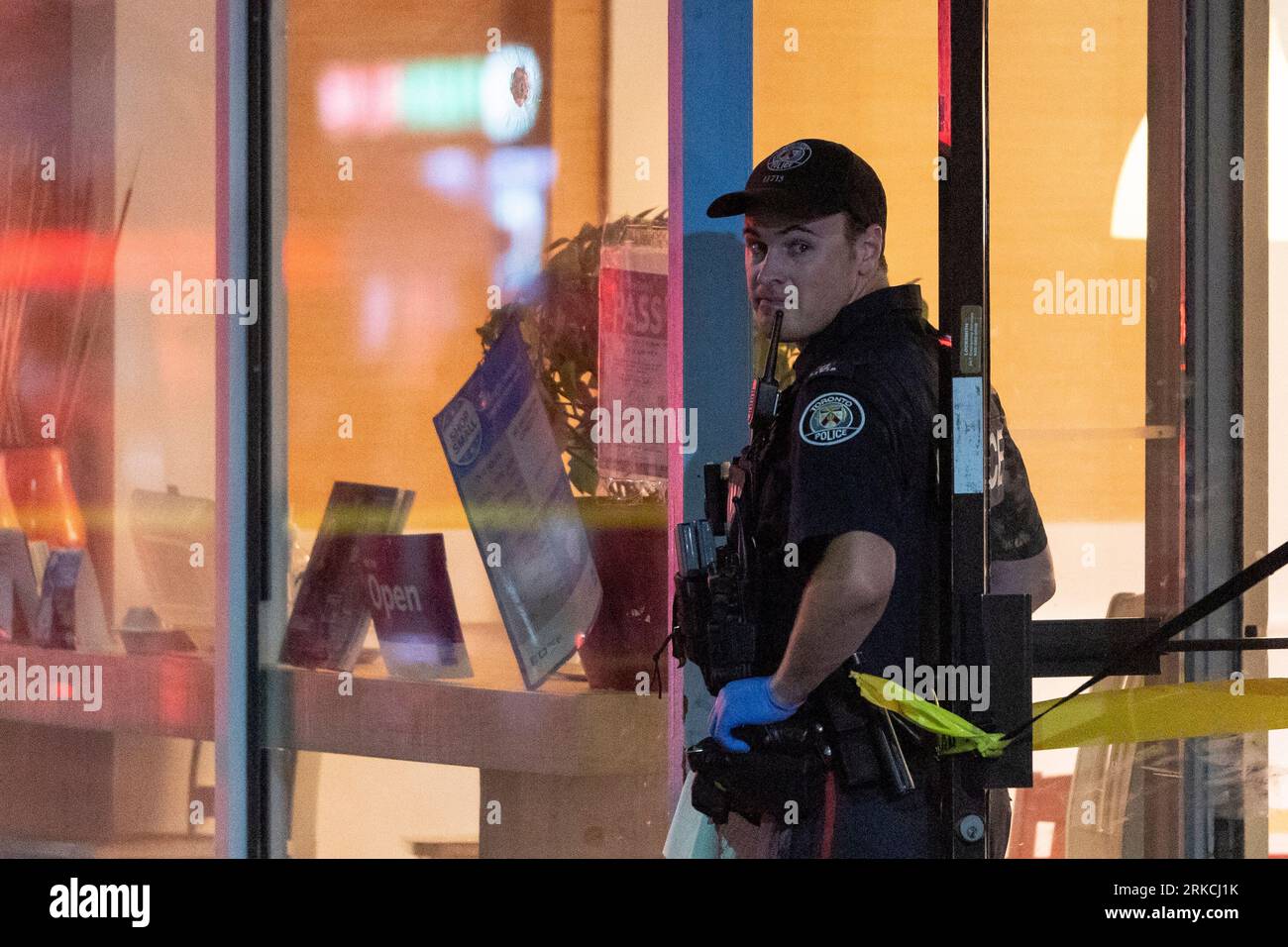 Toronto, Canada. 24 août 2023. Un membre du Service de police de Toronto travaille sur la scène d'une fusillade près de l'intersection du boulevard Northcliffe et de la rue St. Clair Avenue West à Toronto, le jeudi 24 août 2023. Crédit : la presse canadienne/Alamy Live News Banque D'Images