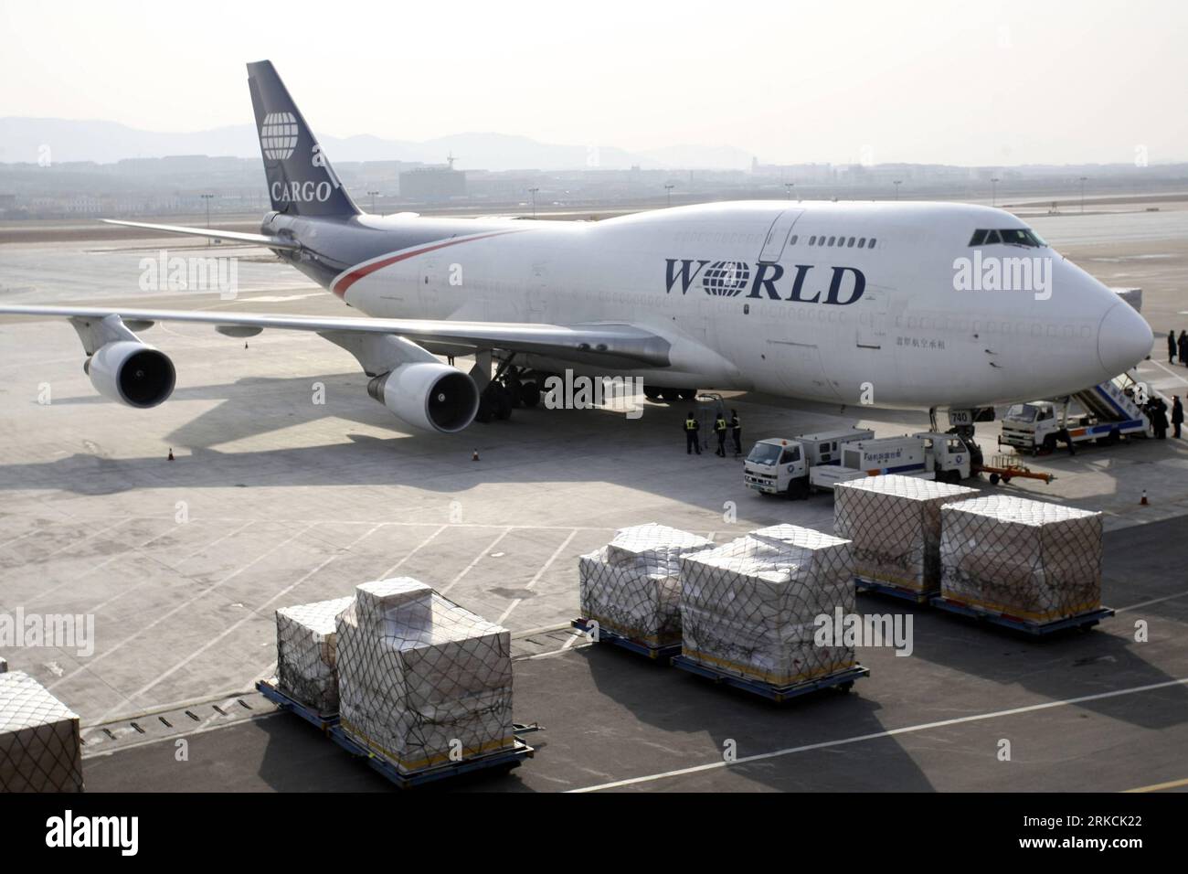 Bildnummer : 54775280 Datum : 29.12.2010 Copyright : imago/Xinhua (101229) -- YANTAI, 29 décembre 2010 (Xinhua) -- Un avion cargo Boeing 747-400 stationné sur le tarmac à l'aéroport de Yantai, province de Shandong dans l'est de la Chine, 29 décembre 2010. La liaison aérienne cargo entre Yantai et Chicago opérée par Jade Cargo International Airline a été ouverte mercredi. Des vols cargo réguliers voleront entre les deux villes tous les mercredis. (Xinhua) (Wgy) #CHINA-YANTAI-CHICAGO-AIR ROUTE OPENNING(CN) PUBLICATIONxNOTxINxCHN Wirtschaft kbdig xsk 2010 quer o0 Luftfahrt, Luftfracht, Flugzeug, Frachtflugzeug, World Bildnummer 547 Banque D'Images