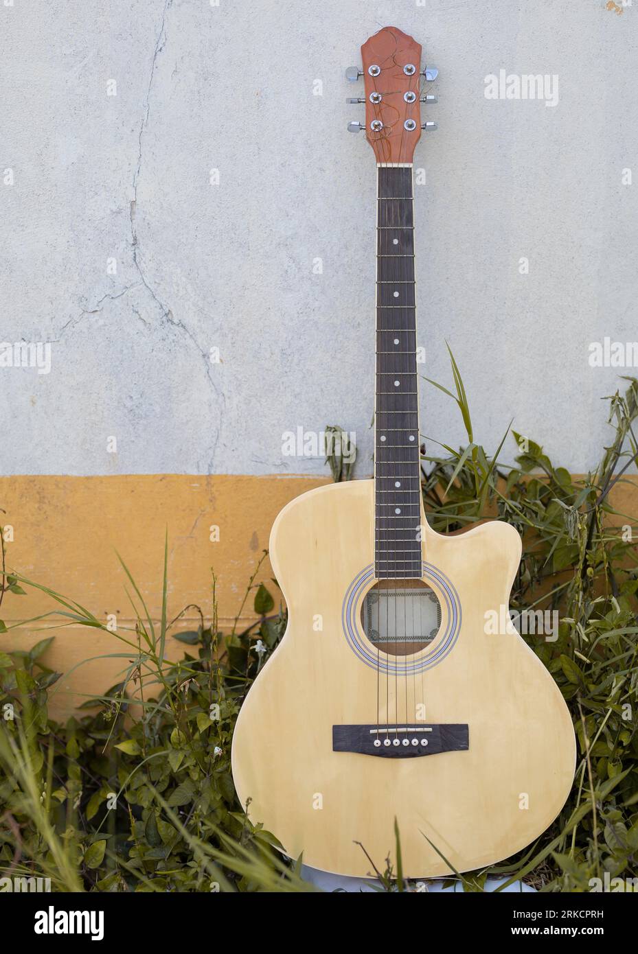 guitare sur vieux mur, copie espacée, ton vintage. Banque D'Images