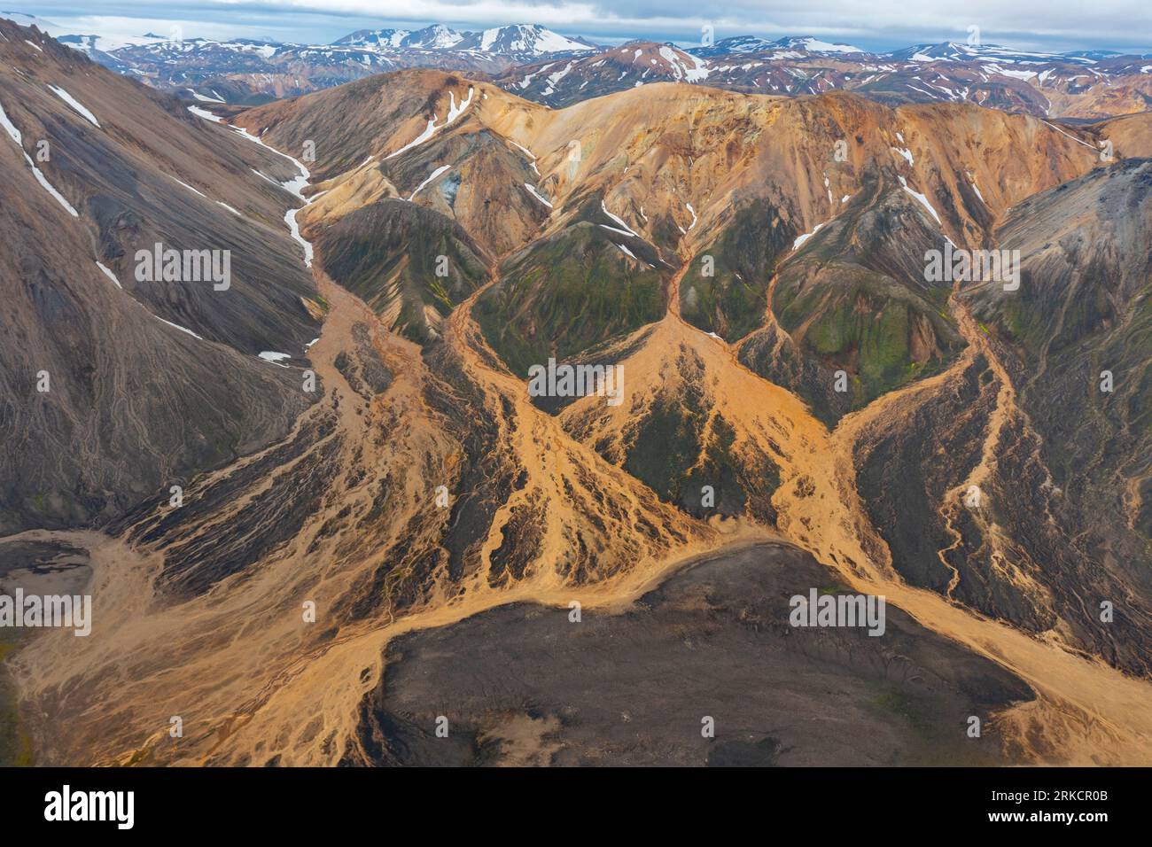 Montagnes et écoulement tressé, hautes terres islandaises, Islande Banque D'Images
