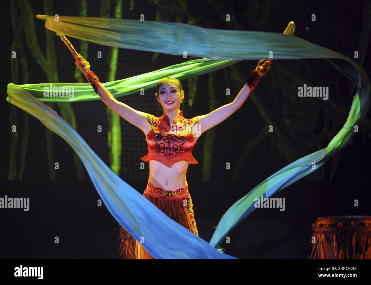Bildnummer : 54794993 Datum : 08.01.2011 Copyright : imago/Xinhua (110109) -- TAIPEI, 9 janvier 2011 (Xinhua) -- une actrice danse pendant la tournée Occult Wonderland à Taipei, dans le sud-est de la Chine Taiwan, le 8 janvier 2011. Le spectacle de danse, dirigé par Chen Weiya, a été mis en scène plus de 100 fois dans le monde entier. (Xinhua/Wu Ching-teng)(mcg) #CHINA-TAIPEI-DANCE PERFORMANCE (CN) PUBLICATIONxNOTxINxCHN Gesellschaft Kultur Tanz Kunst Tradition China kbdig xdp 2011 quer Bildnummer 54794993 Date 08 01 2011 Copyright Imago XINHUA Taipei Jan 9 2011 XINHUA à l'actrice Dan Banque D'Images