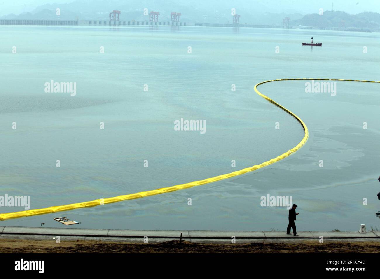 Bildnummer : 54826692 Datum : 17.01.2011 Copyright : imago/Xinhua (110117) -- YICHANG, 17 Jan. 2011 (Xinhua) -- des barrages de confinement sont placés pour bloquer le déversement de mazout d'un navire coulé sur la réserve du barrage des trois Gorges à Yichang, province du Hubei au centre de la Chine, 17 janvier 2011. Le navire transportant 1 000 tonnes de gravier a coulé alors qu'il se déplaçait près du barrage des trois Gorges tôt lundi. Huit membres d'équipage du navire ont été secourus après l'accident. (Xinhua/Wen Zhenxiao) (hdt) CHINA-YICHANG-VESSEL-SINKING (CN) PUBLICATIONxNOTxINxCHN Gesellschaft Schiff gesunken Öl kbdig xsk 2011 quer o0 Leck, Öll Banque D'Images