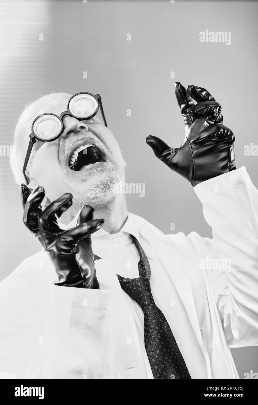 mad scientist, un professeur emblématique du mal en noir et blanc dépassé, se moque de son plan méchant pour la domination du monde. Chauve avec des verres épais, h Banque D'Images