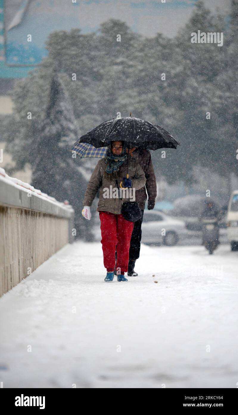 Bildnummer : 54826926 Datum : 18.01.2011 Copyright : imago/Xinhua (110118) -- JIUJIANG, 18 janvier 2011 (Xinhua) -- les citoyens de Jiujiang, dans la province de Jiangxi de l'est de la Chine, marchent dans la neige abondante, 18 janvier 2011. La ville de Jiujiang a été frappée par une forte chute de neige mardi matin. L’Observatoire du Jiangxi avait publié une prévision météorologique de la neige abondante la veille, indiquant que la profondeur de neige dans la partie nord de la province pourrait atteindre 8cm. (Xinhua/Zhou Ke) (lmm) CHINE-JIUJIANG-JIANGXI-NEIGE LOURDE (CN) PUBLICATIONxNOTxINxCHN Gesellschaft Jahreszeit Winter Schnee kbdig xsk 2011 hoch Bildnum Banque D'Images