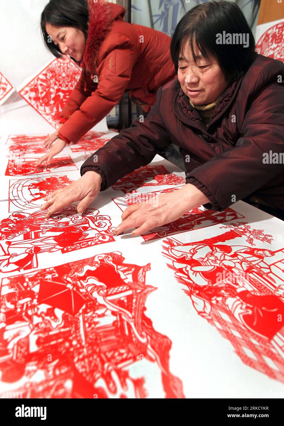 Bildnummer : 54829976 Datum : 18.01.2011 Copyright : imago/Xinhua YUNCHENG, 19 janvier 2011 (Xinhua) -- Wang Zhenzhu (à droite), une artisan populaire locale, expose ses découpes de papier dans le district de Yanhu, ville de Yuncheng, province du Shanxi, nord de la Chine, 18 janvier 2011. L’artisan de 60 ans a exposé une série de ses découpes de papier sur le thème de la Fête du Printemps mercredi. (Xinhua/Xue Yubin) (hdt) CHINA-SHANXI-SPRING FESTIVAL-PAPER-CUT (CN) PUBLICATIONxNOTxINxCHN Gesellschaft Kultur Volkskunst Holzschnitt Tradition kbdig xub 2011 hoch o0 papier Papierschnitt Bildnummer 54829976 Date 18 01 2011 Copyright Banque D'Images