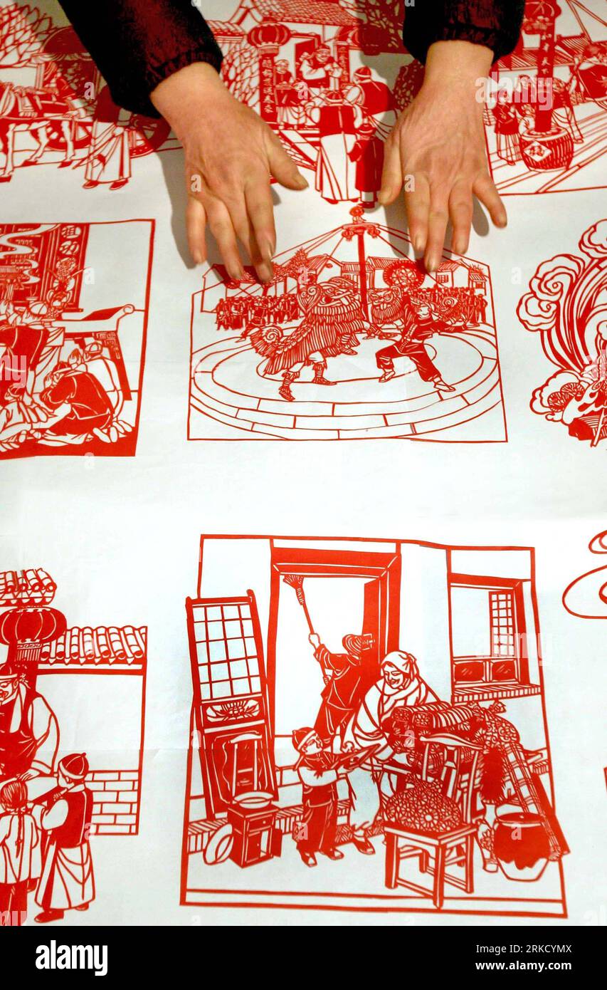 Bildnummer : 54829978 Datum : 18.01.2011 Copyright : imago/Xinhua YUNCHENG, 19 janvier 2011 (Xinhua) -- Wang Zhenzhu, une artisan folklorique locale, expose ses découpes de papier dans le district de Yanhu, ville de Yuncheng, province du Shanxi du nord de la Chine, 18 janvier 2011. L’artisan de 60 ans a exposé une série de ses découpes de papier sur le thème de la Fête du Printemps mercredi. (Xinhua/Xue Yubin) (hdt) CHINA-SHANXI-SPRING FESTIVAL-PAPER-CUT (CN) PUBLICATIONxNOTxINxCHN Gesellschaft Kultur Volkskunst Holzschnitt Tradition kbdig xub 2011 hoch o0 papier Papierschnitt Bildnummer 54829978 Date 18 01 2011 Copyright IMA Banque D'Images