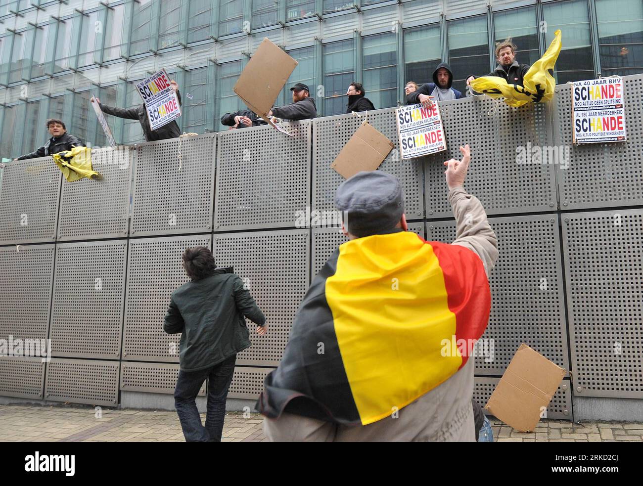 Bildnummer : 54846791 Datum : 23.01.2011 Copyright : imago/Xinhua (110123) -- BRUXELLES, le 23 janvier 2011 (Xinhua) -- des manifestants appelant à l unité du pays se battent contre les extrémistes flamands lors d une manifestation à Bruxelles, capitale de la Belgique, le 23 janvier 2011. Dix milliers de personnes ont défilé dimanche à Bruxelles pour soutenir l'unité de la Belgique et ont appelé les partis politiques flamands et francophones à construire un gouvernement fédéral, qui n'a pas réussi pendant 224 jours depuis les élections du 13 juin dernier. (Xinhua/Wu Wei)(wjd) BELGIQUE-UNITÉ-MANIFESTATION-CLASH PUBLICATIONxNOTxINxCHN Politik kbdig xkg 2011 q Banque D'Images