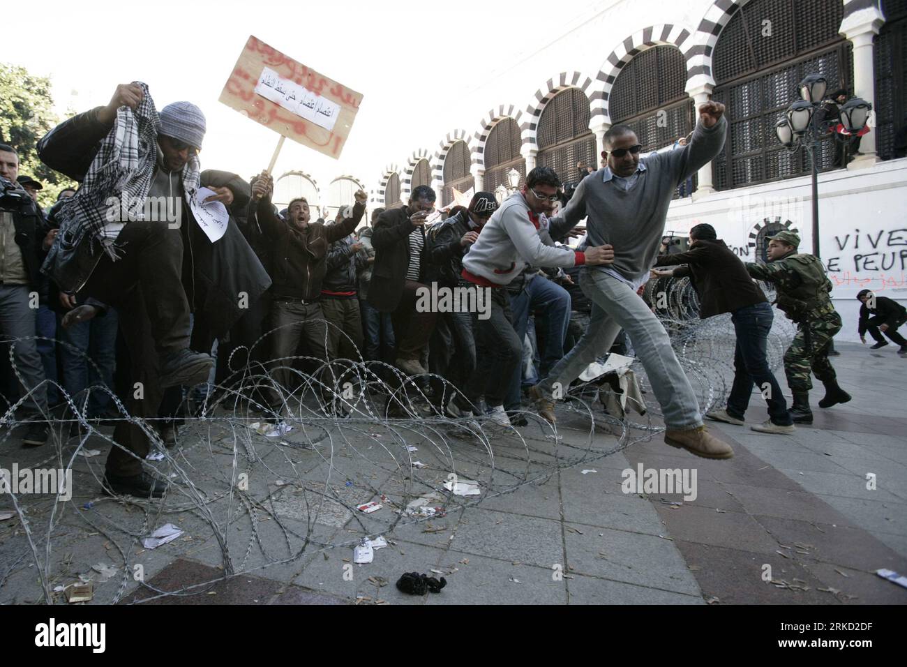 Bildnummer : 54845995 Datum : 23.01.2011 Copyright : imago/Xinhua (110123) -- TUNIS, 23 janvier 2011 (Xinhua) -- des manifestants tunisiens ont pénétré dans le fil de fer barbelé lors d'une manifestation exigeant un nouveau gouvernement libéré des fonctionnaires du régime déchu de l'ancien président Zine el Abidine Ben Ali, dans le centre de Tunis, Tunisie, le 23 janvier 2011. Des centaines de personnes venues de toute la Tunisie sont venues dimanche dans la capitale dans le cadre de ce qu’on a appelé une caravane de libération. (Xinhua/Nasser Nouri) TUNISIE-TUNIS-MANIFESTATION PUBLICATIONxNOTxINxCHN Gesellschaft Politik manifestation premiumd kbdig xsk 2011 quer o0 Unruhen, Stacheld Banque D'Images