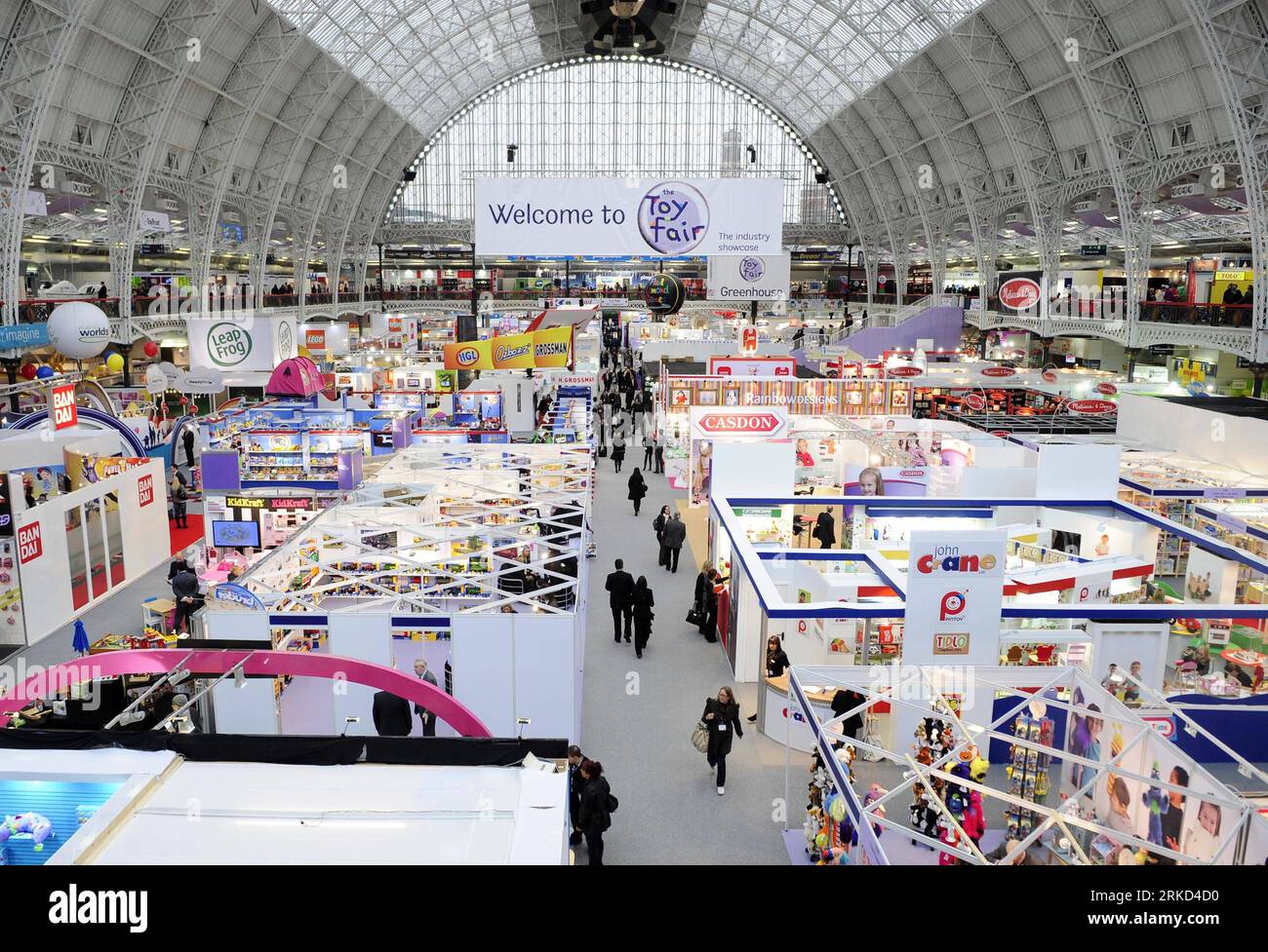 Bildnummer : 54858829 Datum : 27.01.2011 Copyright : imago/Xinhua LONDRES, 27 janvier 2011 (Xinhua) -- les visiteurs sont vus à la Foire du jouet à l'Olympia Exhibition Center à Londres, Grande-Bretagne, le 27 janvier 2011. Plus de 200 exposants du monde entier ont assisté à la foire de 3 jours, la seule exposition dédiée aux jouets, jeux et loisirs au Royaume-Uni, à l'occasion de son 58e anniversaire du 25 au 27 janvier, attirant environ 5 000 visiteurs. (Xinhua/Zeng Yi) UK-LONDON-TOY FAIR PUBLICATIONxNOTxINxCHN Wirtschaft Messe Spielzeugmesse Spielwaren premiumd kbdig xsk 2011 quer o0 totale Gebäude innen Bildnummer 54858829 Date 27 0 Banque D'Images