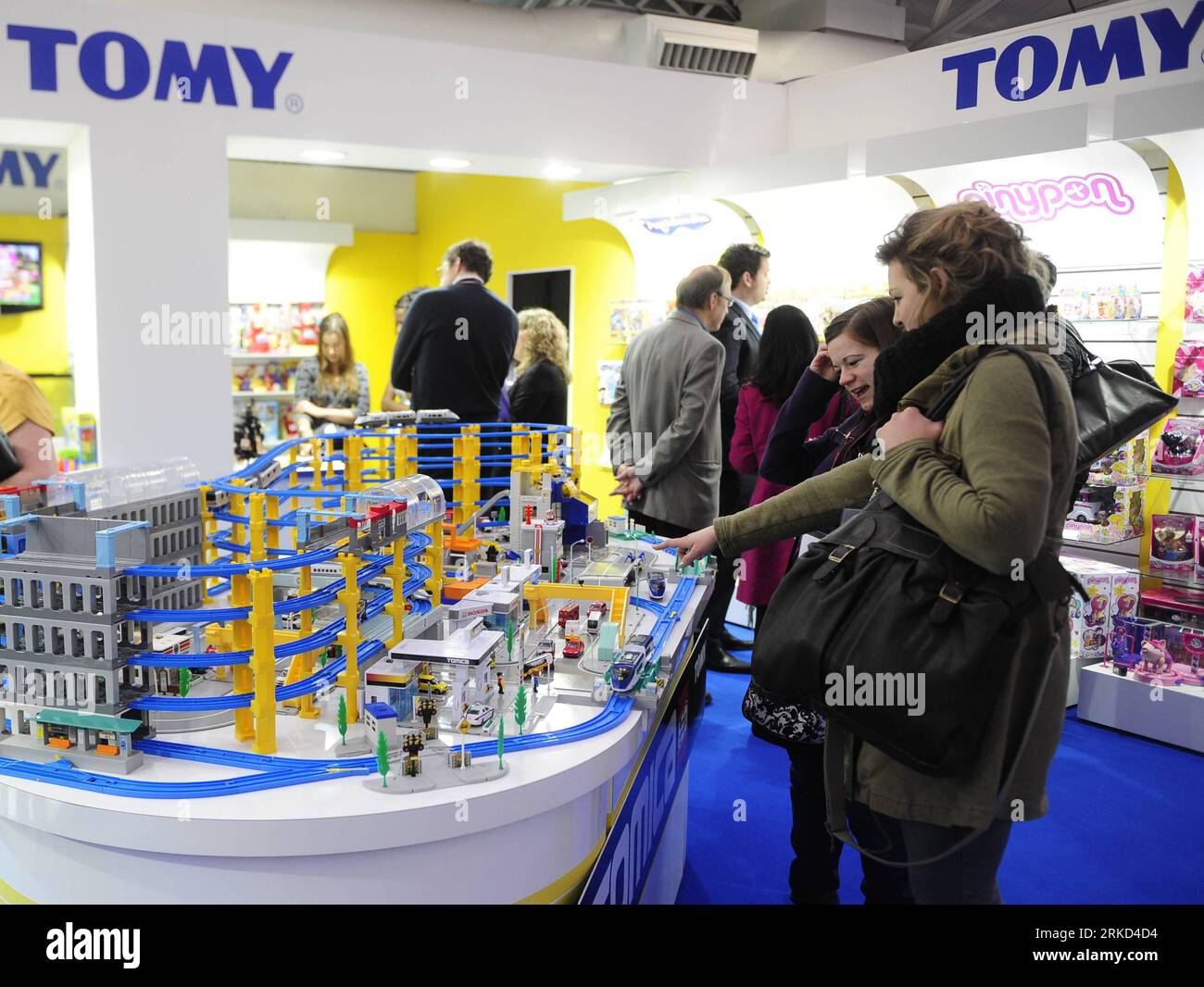 Bildnummer : 54858831 Datum : 27.01.2011 Copyright : imago/Xinhua LONDRES, 27 janvier 2011 (Xinhua) -- les visiteurs sont vus à la Foire du jouet à l'Olympia Exhibition Center à Londres, Grande-Bretagne, le 27 janvier 2011. Plus de 200 exposants du monde entier ont assisté à la foire de 3 jours, la seule exposition dédiée aux jouets, jeux et loisirs au Royaume-Uni, à l'occasion de son 58e anniversaire du 25 au 27 janvier, attirant environ 5 000 visiteurs. (Xinhua/Zeng Yi) UK-LONDON-TOY FAIR PUBLICATIONxNOTxINxCHN Wirtschaft Messe Spielzeugmesse Spielwaren premiumd kbdig xsk 2011 quer o0 Messebesucher Bildnummer 54858831 Date 27 01 2011 Banque D'Images