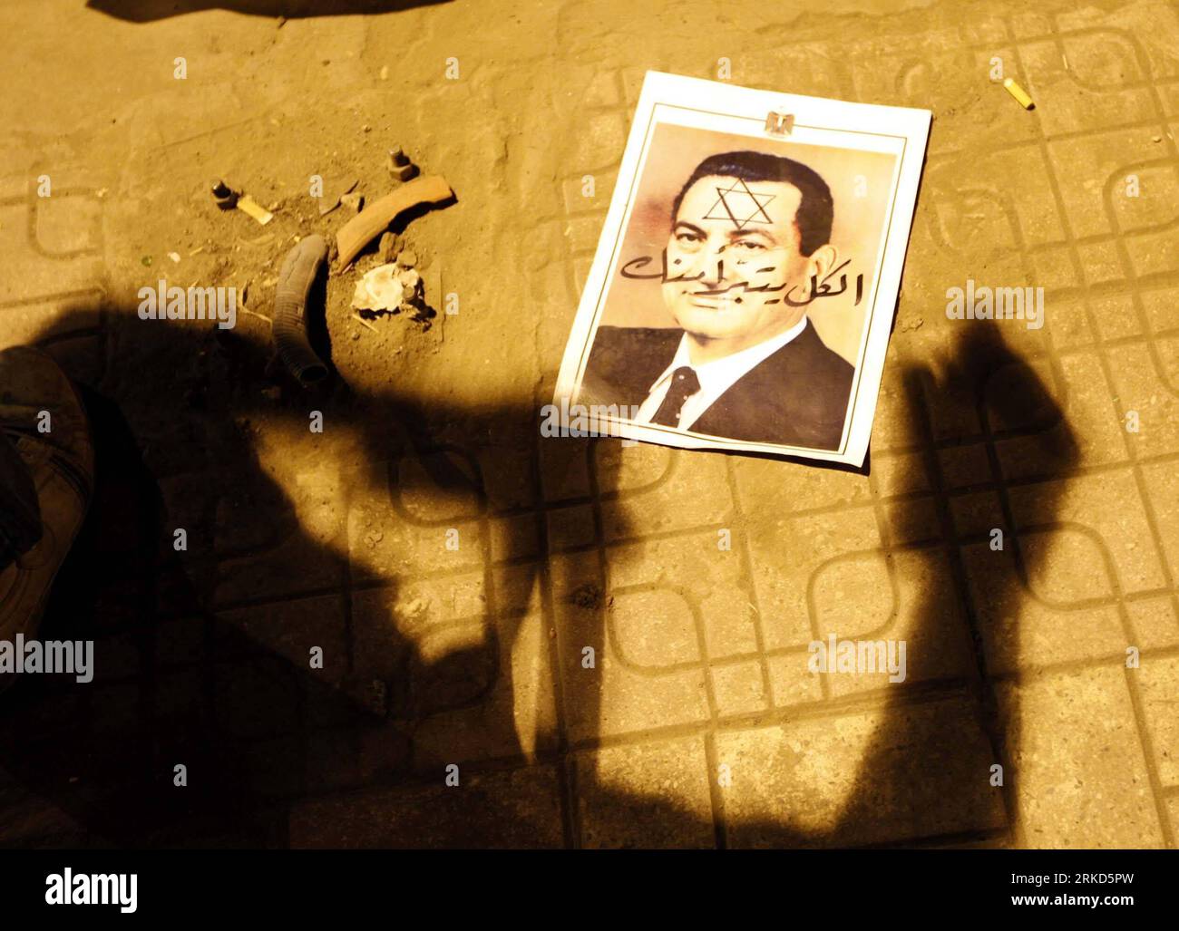 110130 -- LE CAIRE, 30 janvier 2011 Xinhua -- le portrait du président égyptien Hosni Moubarak est abandonné dans une rue lors d'une manifestation au Caire, capitale de l'Égypte, le 30 janvier 2011. Les manifestations anti-gouvernementales ont persisté dimanche pour le sixième jour à travers l'Égypte, alors que les manifestants exigeaient l'éviction du président Hosni Moubarak. Le couvre-feu ordonné par le gouvernement égyptien, auparavant de 4 heures à 8 heures, s'étend maintenant de 3 heures à 1300 heures GMT à 8 heures Xinhua/Cai Yang wjd EGYPTE-CAIRE-PROTESTATIONS PUBLICATIONxNOTxINxCHN Banque D'Images