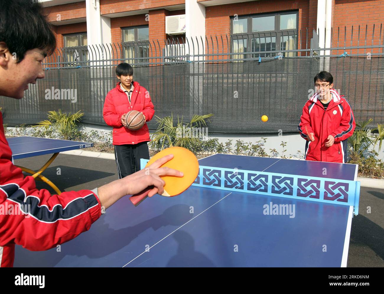 Bildnummer : 54874486 Datum : 02.02.2011 Copyright : imago/Xinhua SHANGHAI, 2 février 2011 (Xinhua) -- des étudiants de la région autonome ouïgoure du Xinjiang du nord-ouest de la Chine jouent à la balle de Pingpong au lycée Songjiang n ° 1 à Shanghai, dans l'est de la Chine, le 2 février 2011. Les responsables du comité de Shanghai du Parti communiste chinois sont venus mercredi à la classe du Xinjiang et ont donné leurs salutations de la fête du Printemps aux étudiants. Le lycée Songjiang No 1 en septembre 2010 a créé une nouvelle classe recrutant des étudiants du Xinjiang. Il y a eu 86 étudiants qui étudient dans la classe. La classe elle-même était un gros mult Banque D'Images