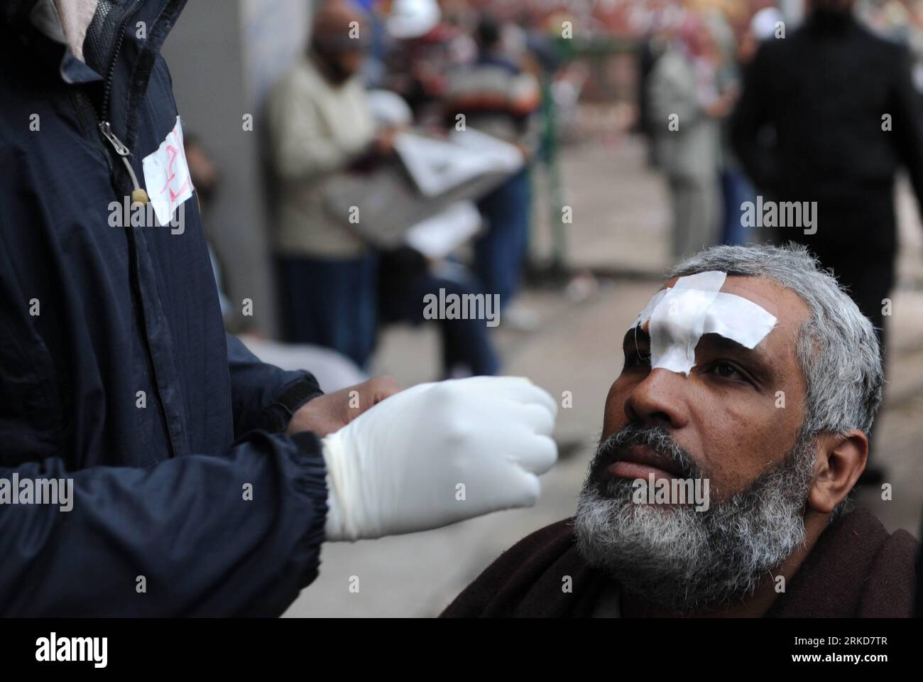 Bildnummer : 54883427 Datum : 06.02.2011 Copyright : imago/Xinhua (110206) -- LE CAIRE, 6 février 2011 (Xinhua) -- Un blessé est soigné lors d'une manifestation contre le président égyptien Hosni xMubarakx sur la place Tahrir au Caire, capitale de l'Égypte, le 6 février 2011. La direction du Parti national démocratique (NPD) au pouvoir en Egypte a démissionné samedi, y compris le fils du président Hosni xMubarakx Gamal xMubarakx, selon la télévision d'Etat. Mais le président égyptien Hosni xMubarakx n'a pas démissionné de son poste de chef du NPD. (Xinhua/Jin Liangkuai) (xhn) ÉGYPTE-CAIRE-DÉMONSTRATION PUBLICATIONxNOTxINxCHN Politik Gesellschaft Unruhen A Banque D'Images