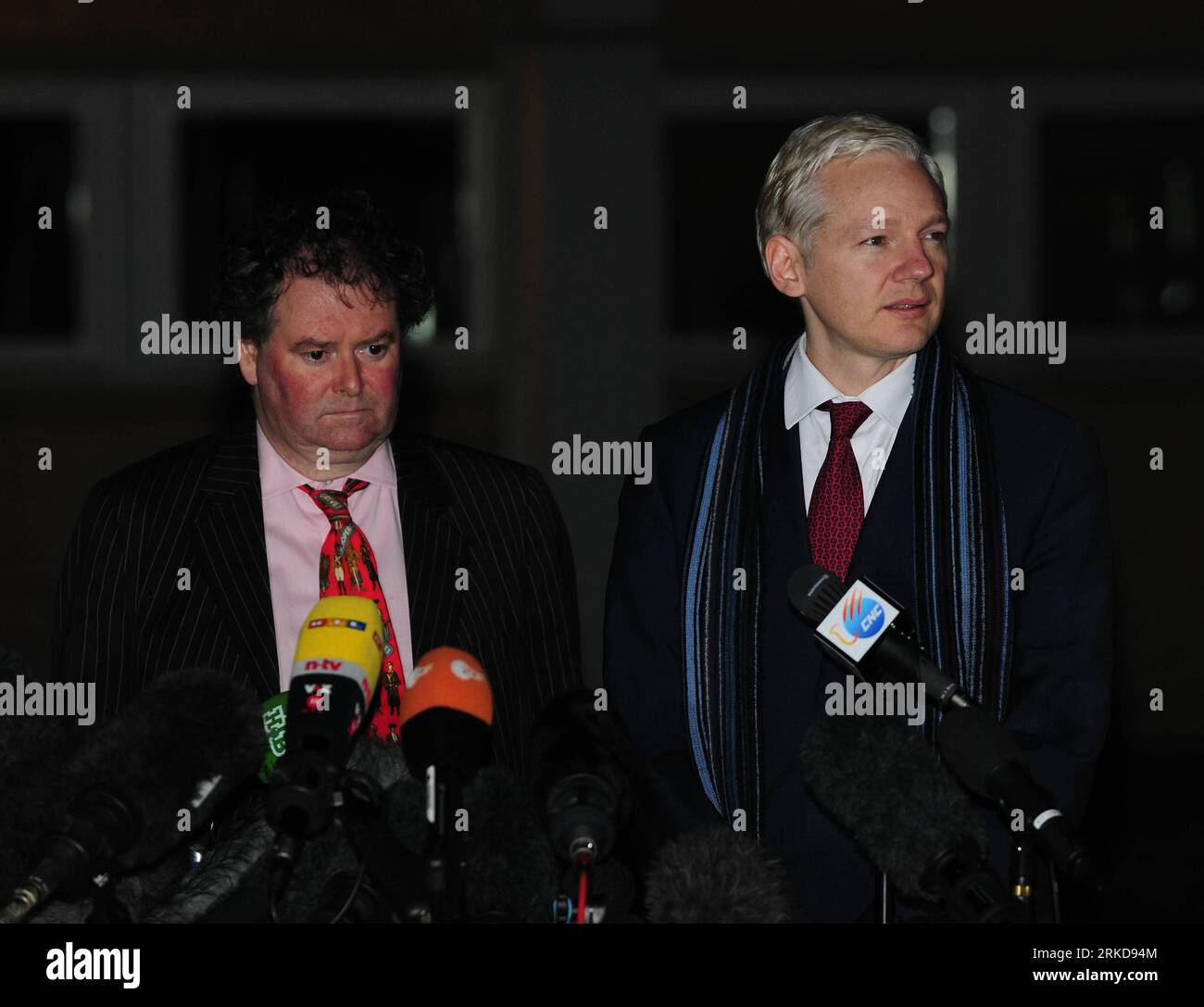 Bildnummer : 54889629 Datum : 08.02.2011 Copyright : imago/Xinhua (110208) -- LONDRES, 8 février 2011 (Xinhua) -- Julian Assange (à droite), fondateur du site Wikileaks, s’adresse à la presse avec son avocat Mark Stephens après l’audience finale sur son extradition vers la Suède, au Belmarsh magistrates court, dans le sud-est de Londres, en Grande-Bretagne, le 8 février 2011. Le juge n'est pas parvenu à une décision après les deux jours d'audience et une séance supplémentaire aura lieu le 11 février. (Xinhua/Zeng Yi) (zw) GRANDE-BRETAGNE-LONDRES-Wikileaks-ASSANGE-EXTRADITION-HEARING PUBLICATIONxNOTxINxCHN People Politik kbdig xkg 20 Banque D'Images