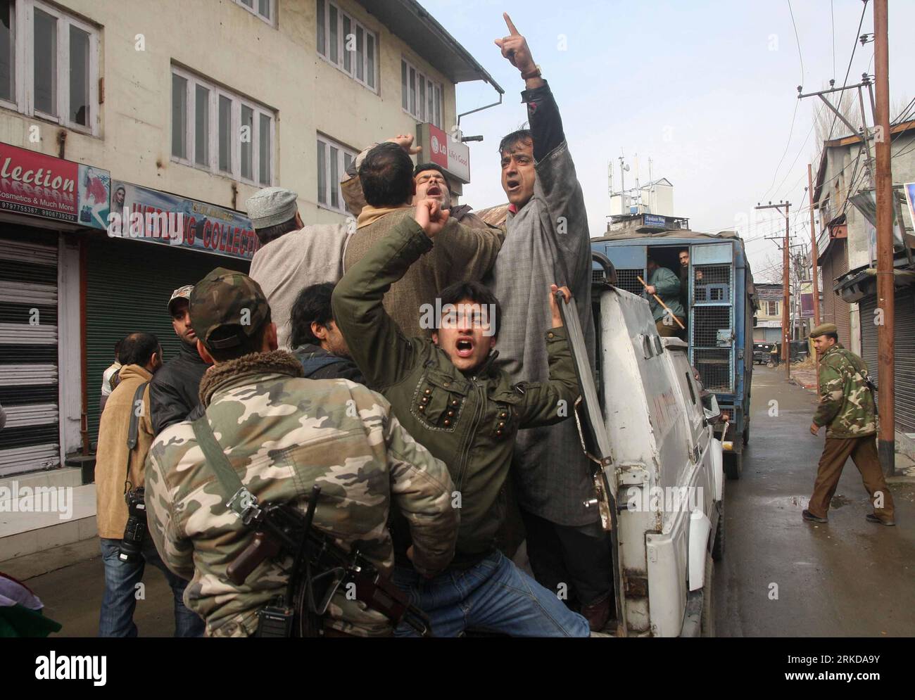 Bildnummer : 54897130 Datum : 11.02.2011 Copyright : imago/Xinhua SRINAGAR, 11 février 2011 (Xinhua) -- des militants du groupe pro-indépendantiste Jammu and Kashmir Liberation Front (JKLF) crient des slogans alors qu’ils sont arrêtés par la police indienne lors d’une manifestation pour marquer le 27e anniversaire de la mort d’un fondateur du JKLF, Maqbool Bhat, à Srinagar, au Cachemire contrôlé par l’Inde, le 11 février 2011. Bhat a été pendu à la prison de Tihar à New Delhi le 11 février 1984, après avoir été condamné à mort par un tribunal indien. (Xinhua/Javed Dar)(axy) KASHMIR-SRINAGAR-STRIKE PUBLICATIONxNOTxINxCHN Gesellschaft Pakistan kbdig xsp 2011 quer Banque D'Images