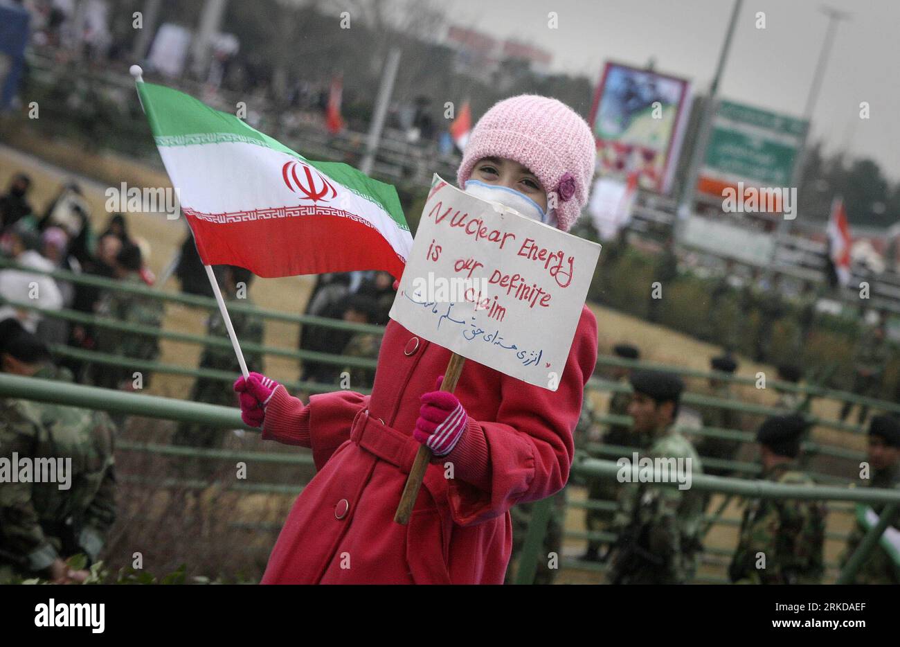 Bildnummer : 54897180 Datum : 11.02.2011 Copyright : imago/Xinhua TÉHÉRAN, 11 février 2011 (Xinhua) --une jeune fille iranienne tient une pancarte lors d'un rassemblement célébrant le 32e anniversaire de la révolution islamique sur la place Azadi (liberté) à Téhéran, capitale de l'Iran, le 11 février 2011. (Xinhua/Ahmad Halabisaz) IRAN-RÉVOLUTION ISLAMIQUE-ANNIVERSAIRE-RALLYE PUBLICATIONxNOTxINxCHN Politik Iran Jubiläum kbdig xsp 2011 quer kurios o0 Fahne Nationalflagge Kind Bildnummer 54897180 Date 11 02 2011 Copyright Imago XINHUA TÉHÉRAN février 11 2011 XINHUA à Iranian Girl tient une pancarte lors d'un rassemblement célébrant la 32 Banque D'Images