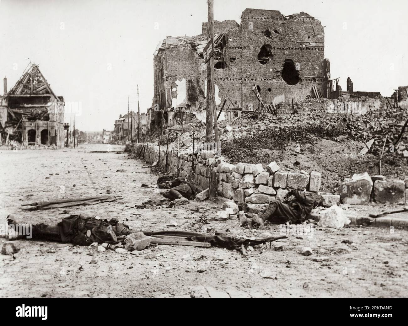 La première Guerre mondiale ou la première Guerre mondiale, souvent abrégée en WWI ou WW1, connue simultanément sous le nom de Grande Guerre, a été un conflit mondial majeur qui a duré de 1914 à 1918. Il a été combattu entre deux coalitions, les alliés et les puissances centrales. Les combats ont eu lieu dans toute l'Europe, le Moyen-Orient, l'Afrique, le Pacifique et certaines parties de l'Asie. La première décennie du 20e siècle a vu une tension diplomatique croissante entre les grandes puissances européennes. Cela atteint un point de rupture le 28 juin 1914, quand un serbe bosniaque nommé Gavrilo Princip assassine l'archiduc Franz Ferdinand. Banque D'Images