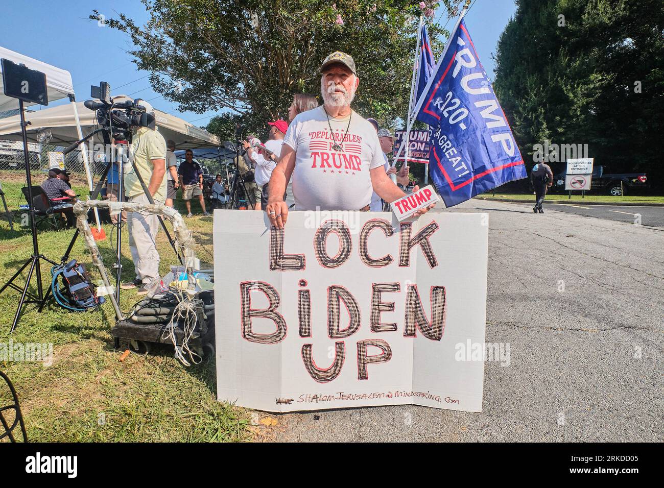 Atlanta, États-Unis. 24 août 2023. Les partisans de l'ancien président américain Donald J. Trump se rassemblent devant la prison du comté de Fulton à Atlanta, GA, États-Unis, où il devrait se rendre à la prison plus tard cet après-midi et se faire prendre pour la première fois le 24 août 2023.photo de Carlos Escalona/CNP/ABACAPRESS.COM crédit : Abaca Press/Alamy Live News Banque D'Images