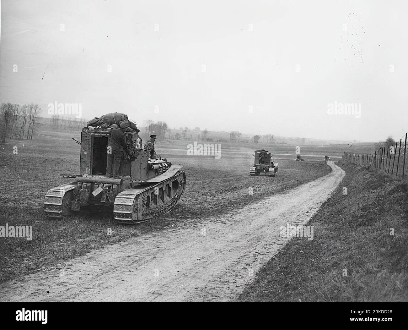 La première Guerre mondiale ou la première Guerre mondiale, souvent abrégée en WWI ou WW1, connue simultanément sous le nom de Grande Guerre, a été un conflit mondial majeur qui a duré de 1914 à 1918. Il a été combattu entre deux coalitions, les alliés et les puissances centrales. Les combats ont eu lieu dans toute l'Europe, le Moyen-Orient, l'Afrique, le Pacifique et certaines parties de l'Asie. La première décennie du 20e siècle a vu une tension diplomatique croissante entre les grandes puissances européennes. Cela atteint un point de rupture le 28 juin 1914, quand un serbe bosniaque nommé Gavrilo Princip assassine l'archiduc Franz Ferdinand. Banque D'Images