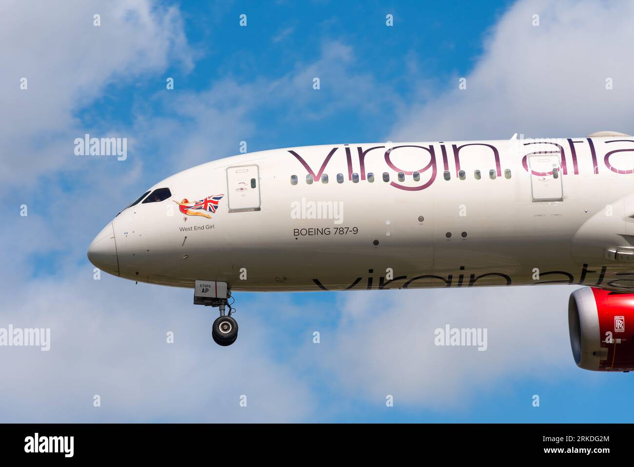 Virgin Atlantic Boeing 787-9 Dreamliner jet Airliner en finale à atterrir, aéroport de Londres Heathrow, Royaume-Uni. Nommée West End Girl. Art du nez de la dame écarlate Banque D'Images