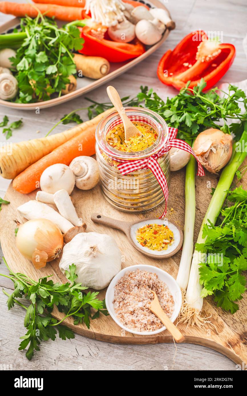 Bouillon de légumes maison en poudre, bouillon de légumes bio, avec des légumes crus, des champignons et des herbes Banque D'Images