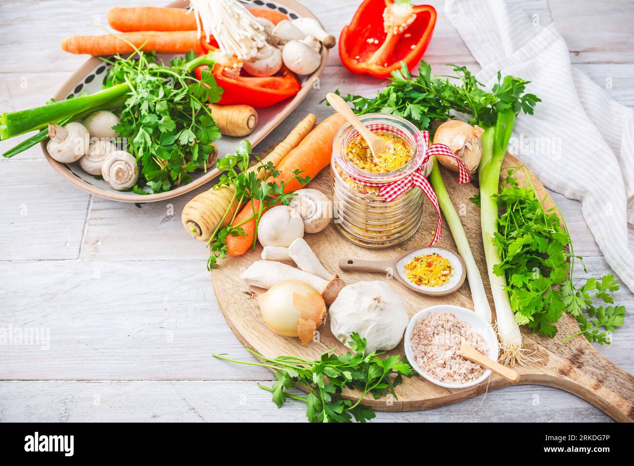 Bouillon de légumes maison en poudre, bouillon de légumes bio, avec des légumes crus, des champignons et des herbes Banque D'Images