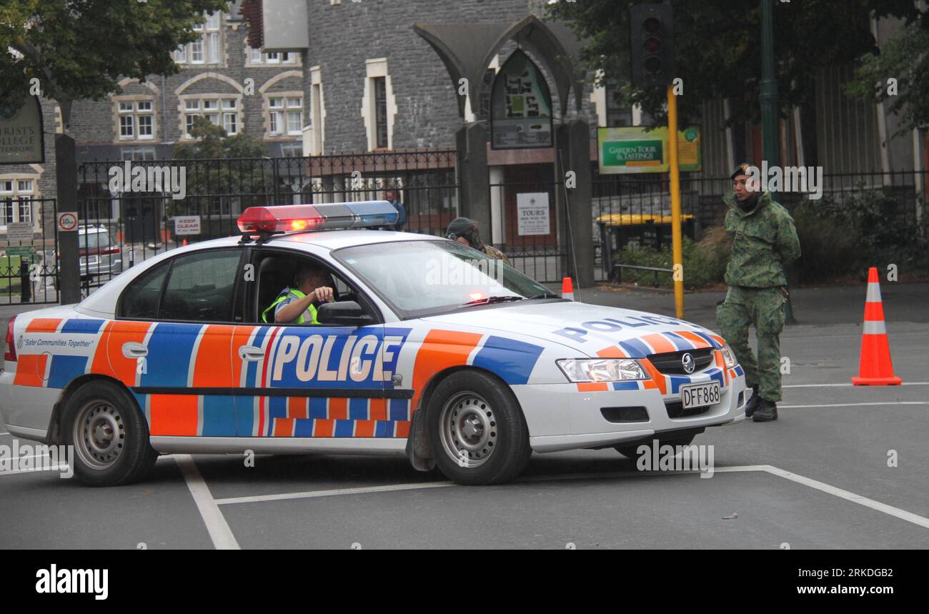 Bildnummer : 54946186 Datum : 23.02.2011 Copyright : imago/Xinhua CHRISTCHURCH, 23 février 2011 (Xinhua) -- la police et les soldats ont mis en place un barrage routier dans le centre-ville de Christchurch, Nouvelle-Zélande, 23 février 2011. Le Premier ministre néo-zélandais xJohnxKeyx a déclaré mercredi l'état d'urgence national à la suite d'un tremblement de terre de magnitude 6,3 qui a secoué la ville de Christchurch dans l'île du Sud mardi. (Xinhua/Huang Xingwei) (lmz) NOUVELLE-ZÉLANDE-CHRISTCHURCH-EARTHQUAKE-STATE OF Enmergency PUBLICATIONxNOTxINxCHN Gesellschaft Erdbeben Neuseeland Naturkatastrophe kbdig xdp premiumd 2011 quer o0 Polizei Polizeiauto Banque D'Images