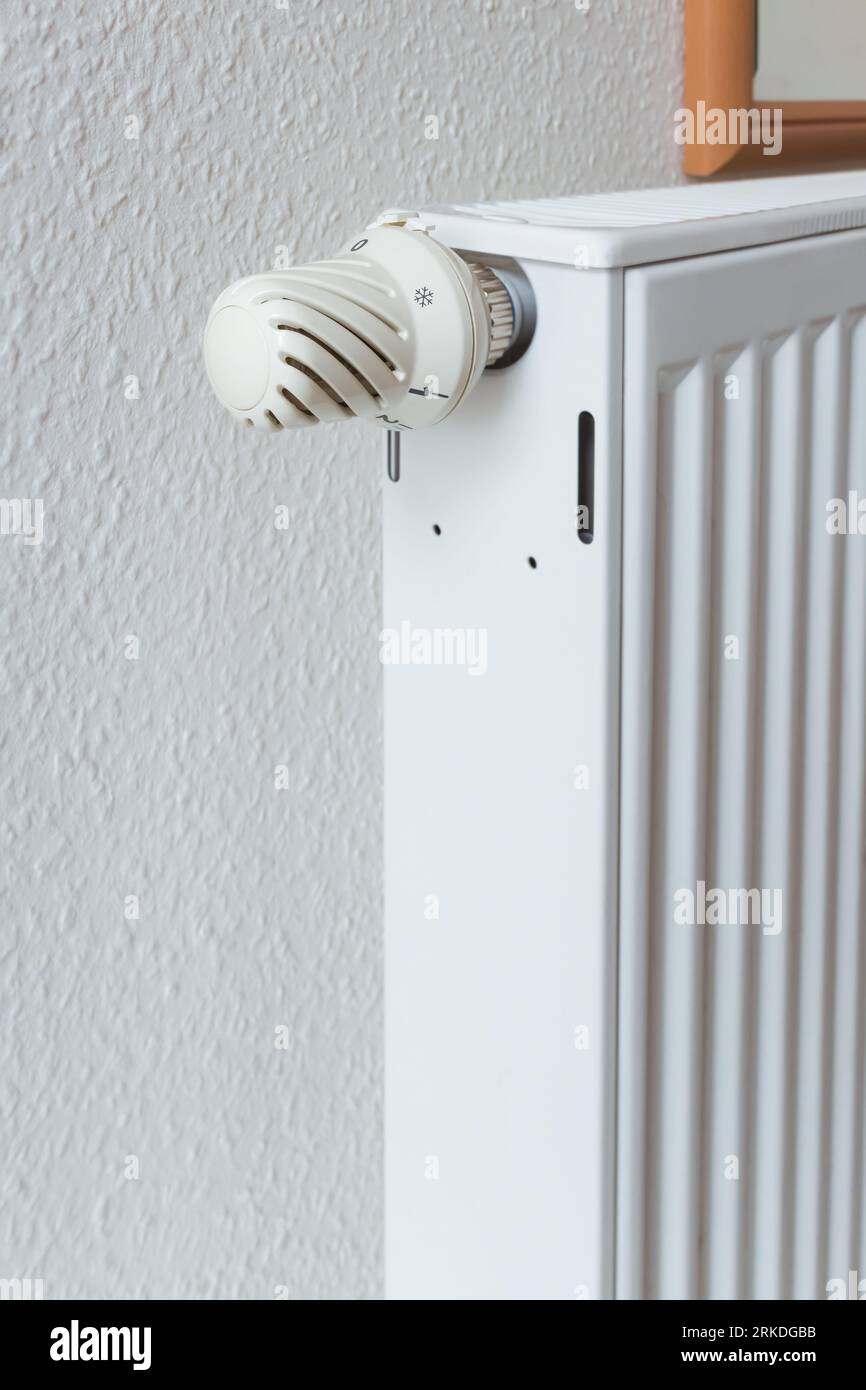 Détail du thermostat éteint, bouton de température du radiateur de chauffage. Économie d'énergie et concept de maison chaude, coûts de vie. Banque D'Images