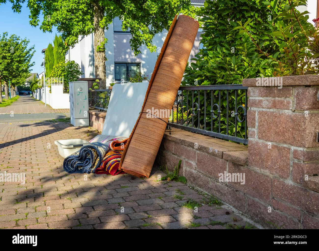 Concept de journée des ordures en vrac, divers articles d'ordures mis dans une rue pour la collecte des déchets en vrac du conseil, les déchets encombrants et la gestion des déchets Banque D'Images