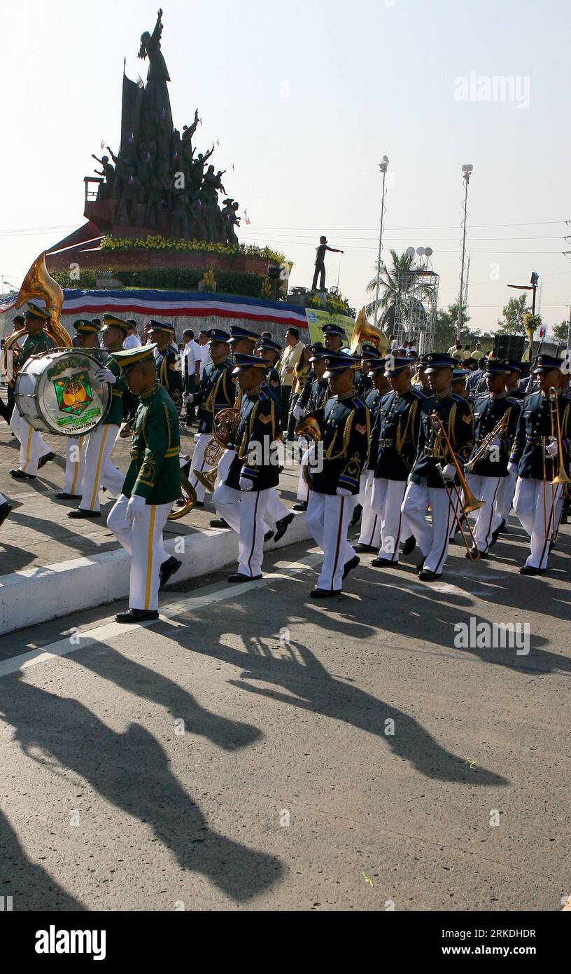 Bildnummer : 54954954 Datum : 25.02.2011 Copyright : imago/Xinhua (110225) -- MANILLE, 25 février 2011 (Xinhua) -- des bandes de l'armée philippine défilent devant le Monument du pouvoir alors qu'elles célèbrent le 25e anniversaire de la Révolution du pouvoir à Quezon City, au nord de Manille, aux Philippines, le 25 février 2011. Il y a exactement 25 ans, le 25 février 1986, la révolution du pouvoir sans effusion de sang de 4 jours a évincé le dictateur Ferdinand Marcos et a été remplacé par le défunt président Corazon Aquino, la mère de l'actuel président Benigno Aquino III (Xinhua/Rouelle Umali)(ypf) PHILIPPINES-RÉVOLUTION DU POUVOIR POPULAIRE- Banque D'Images