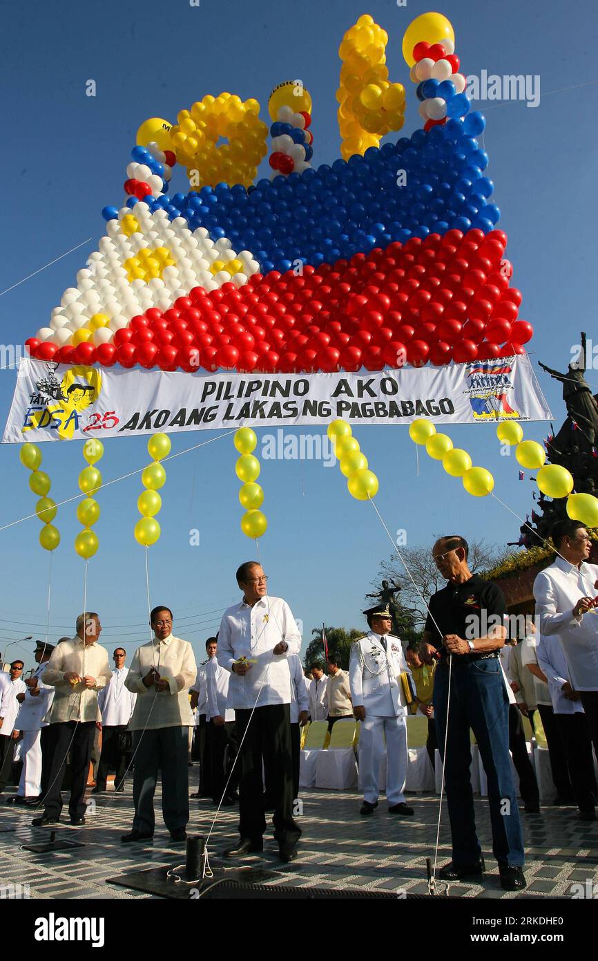 Bildnummer : 54954955 Datum : 25.02.2011 Copyright : imago/Xinhua (110225) -- MANILLE, 25 février 2011 (Xinhua) -- le président philippin Benigno Noynoy Aquino III (au centre) se prépare à lâcher des ballons disposés sous la forme d'un drapeau philippin alors qu'ils célèbrent le 25e anniversaire de la Révolution du pouvoir à Quezon City, au nord de Manille, Philippines, le 25 février 2011. Il y a exactement 25 ans, le 25 février 1986, la révolution du pouvoir sans effusion de sang de 4 jours a évincé le dictateur Ferdinand Marcos et a été remplacé par le défunt président Corazon Aquino, la mère de l'actuel président Benigno Aquino III (Xinhua Banque D'Images